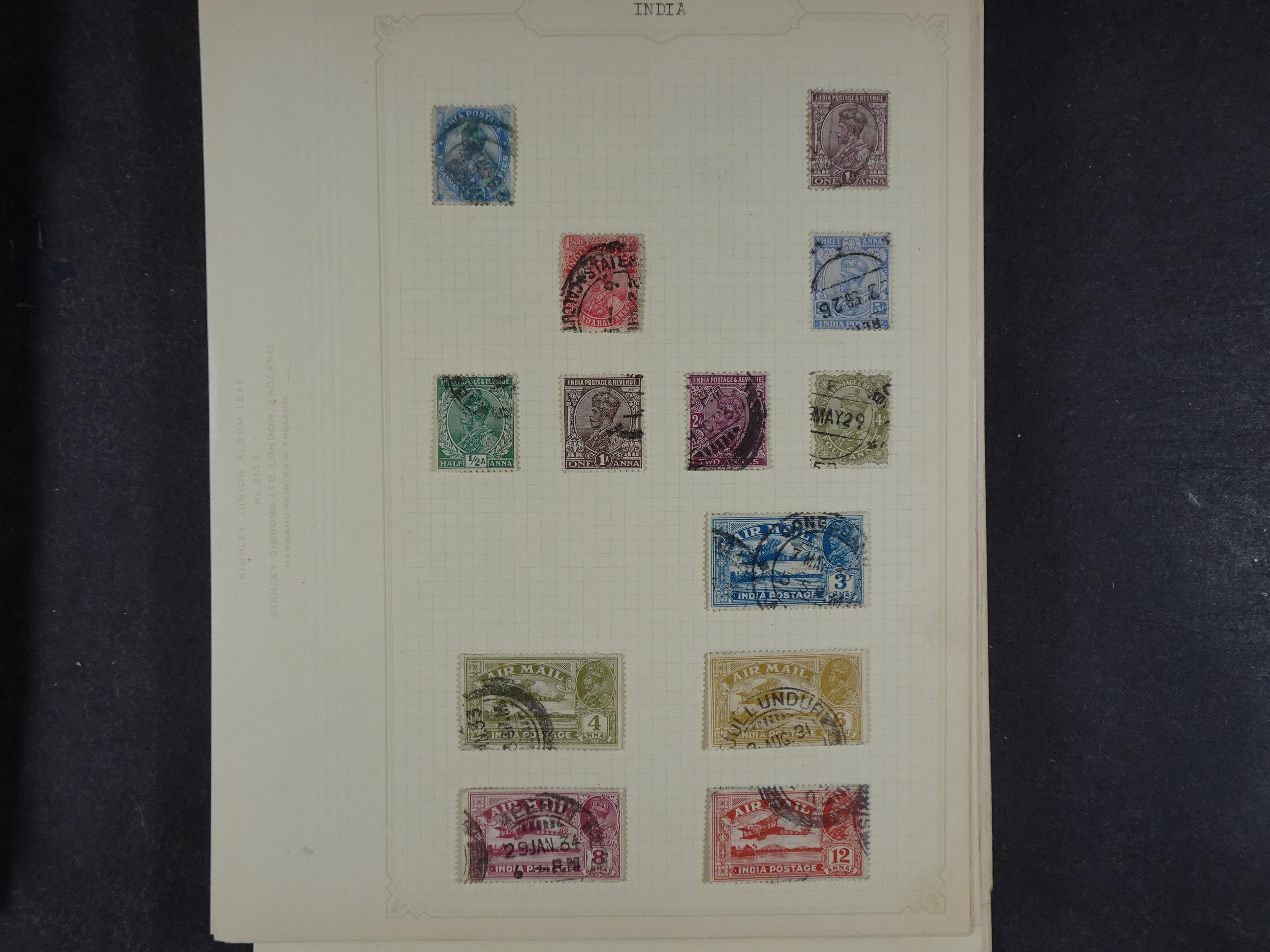 Doos met allerlei materiaal diverse betere zegels en fraaie stempels.
 342