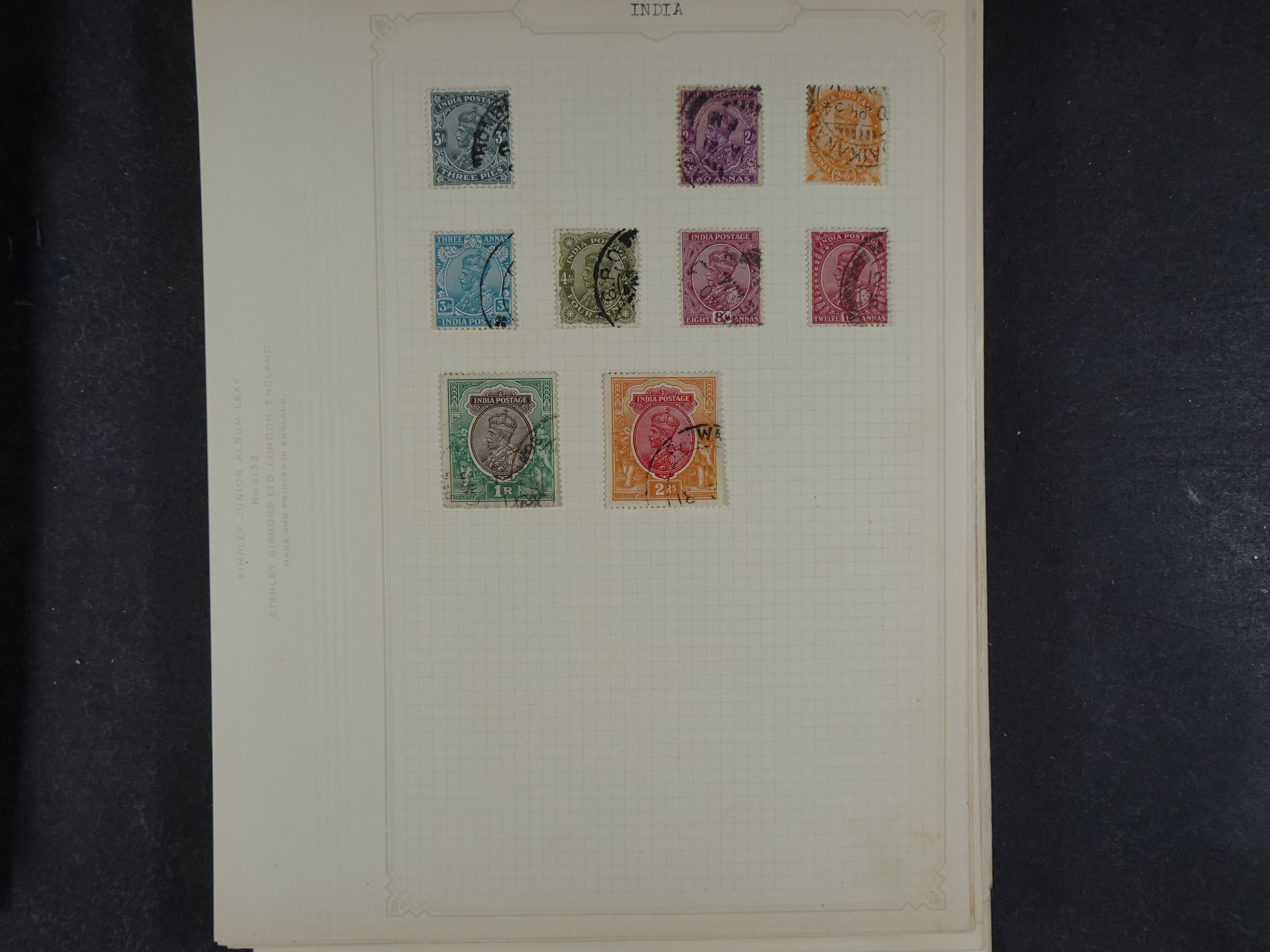 Doos met allerlei materiaal diverse betere zegels en fraaie stempels.
 343