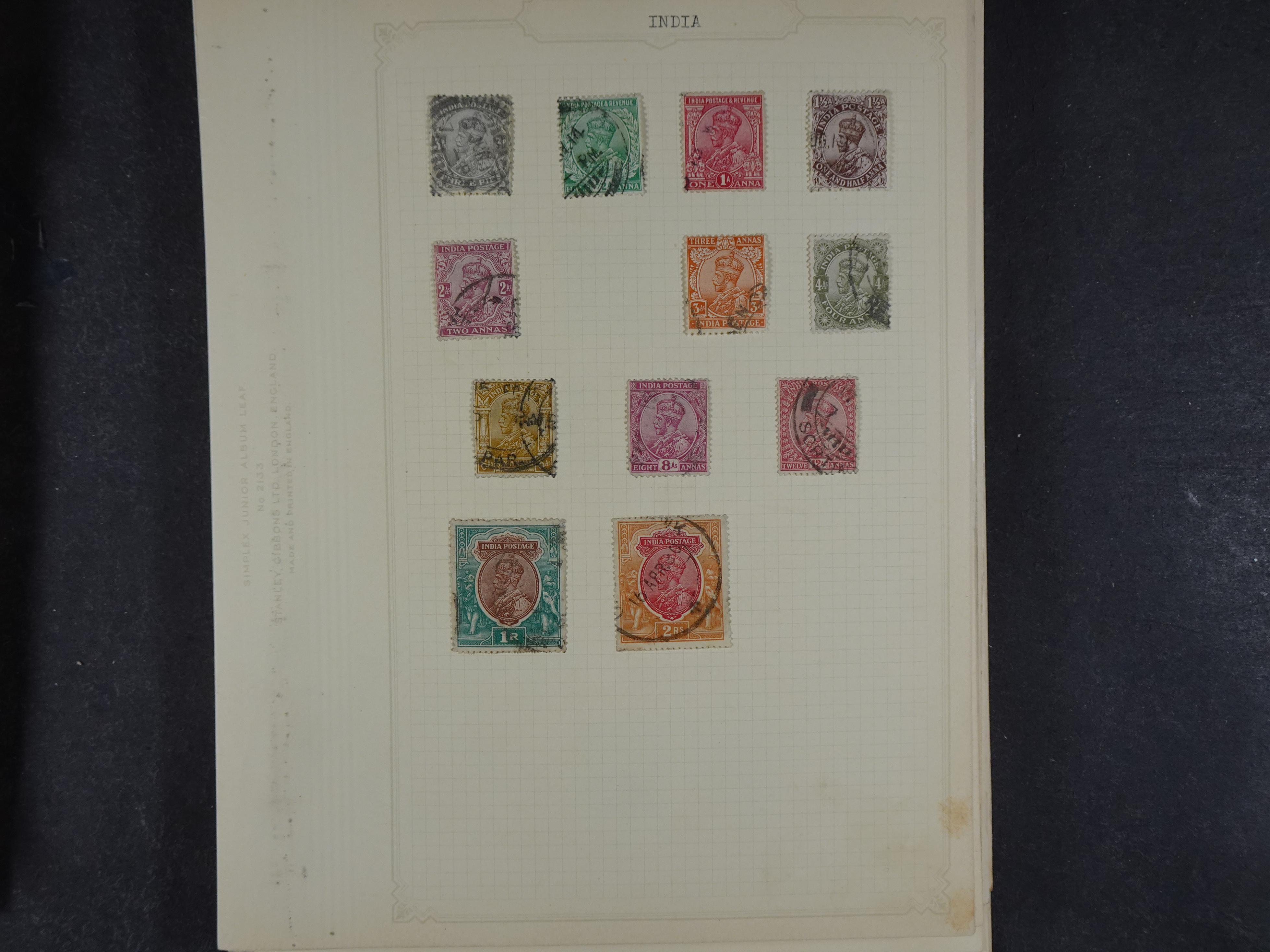 Doos met allerlei materiaal diverse betere zegels en fraaie stempels.
 344