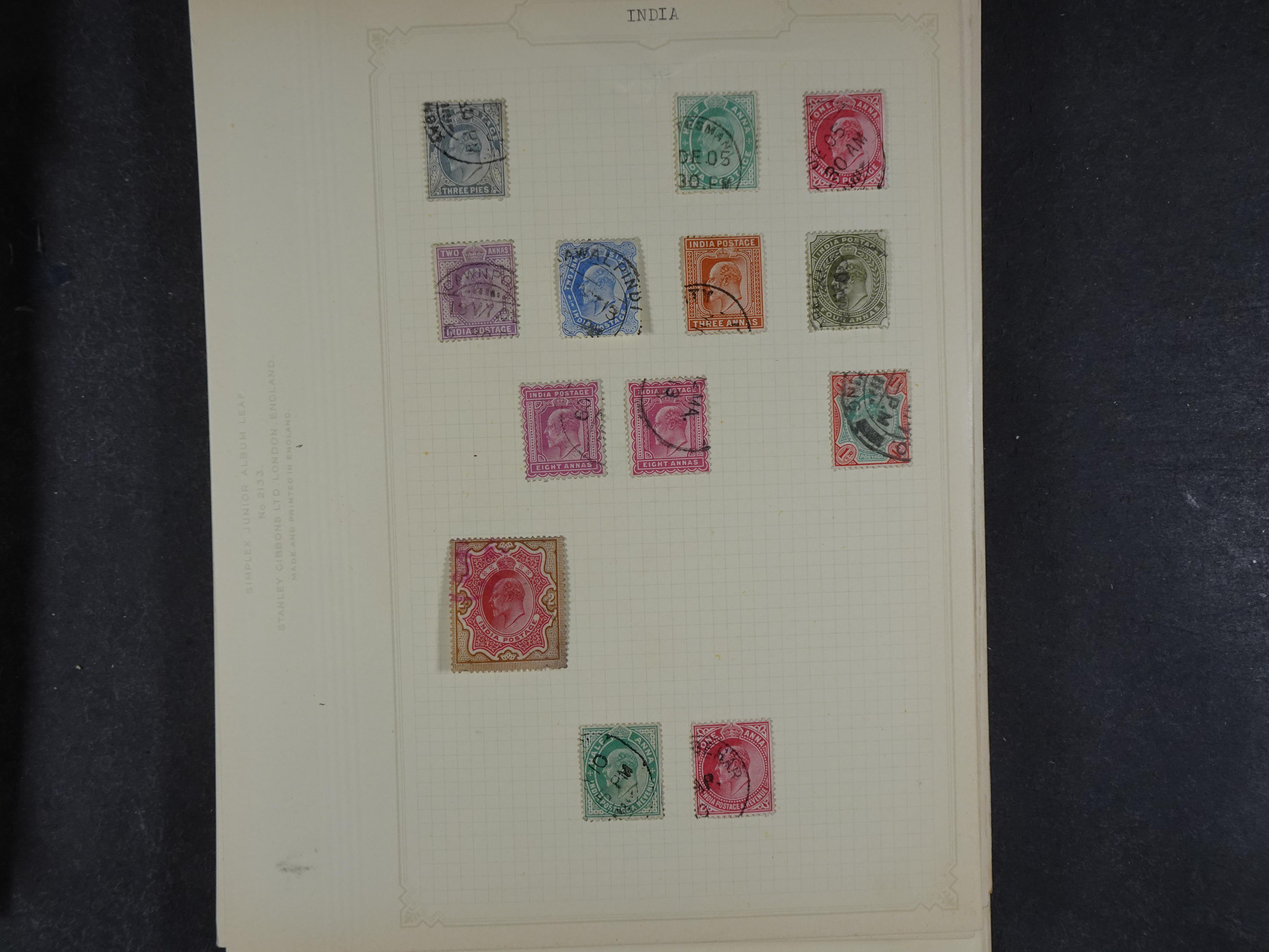 Doos met allerlei materiaal diverse betere zegels en fraaie stempels.
 345