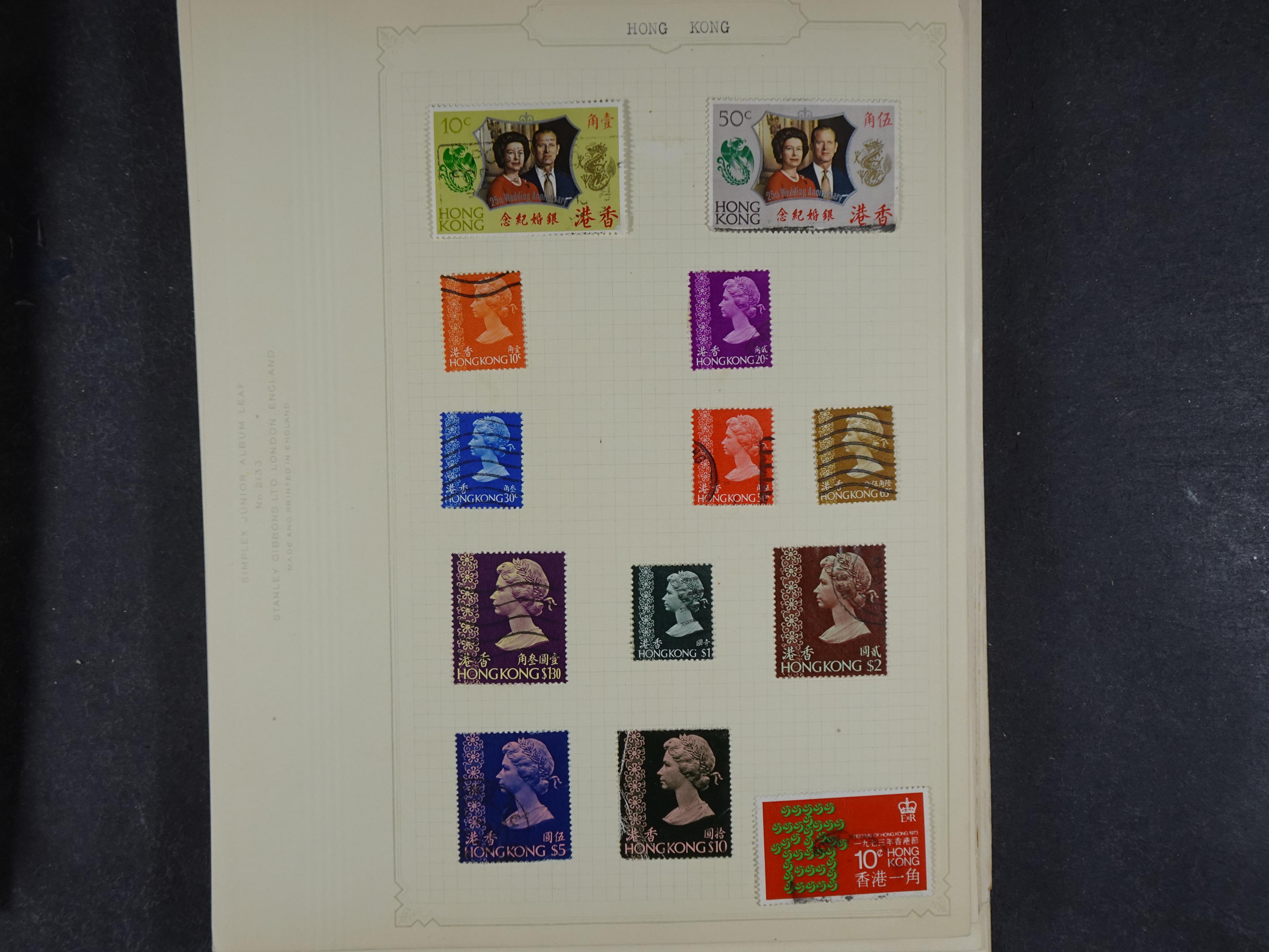 Doos met allerlei materiaal diverse betere zegels en fraaie stempels.
 347