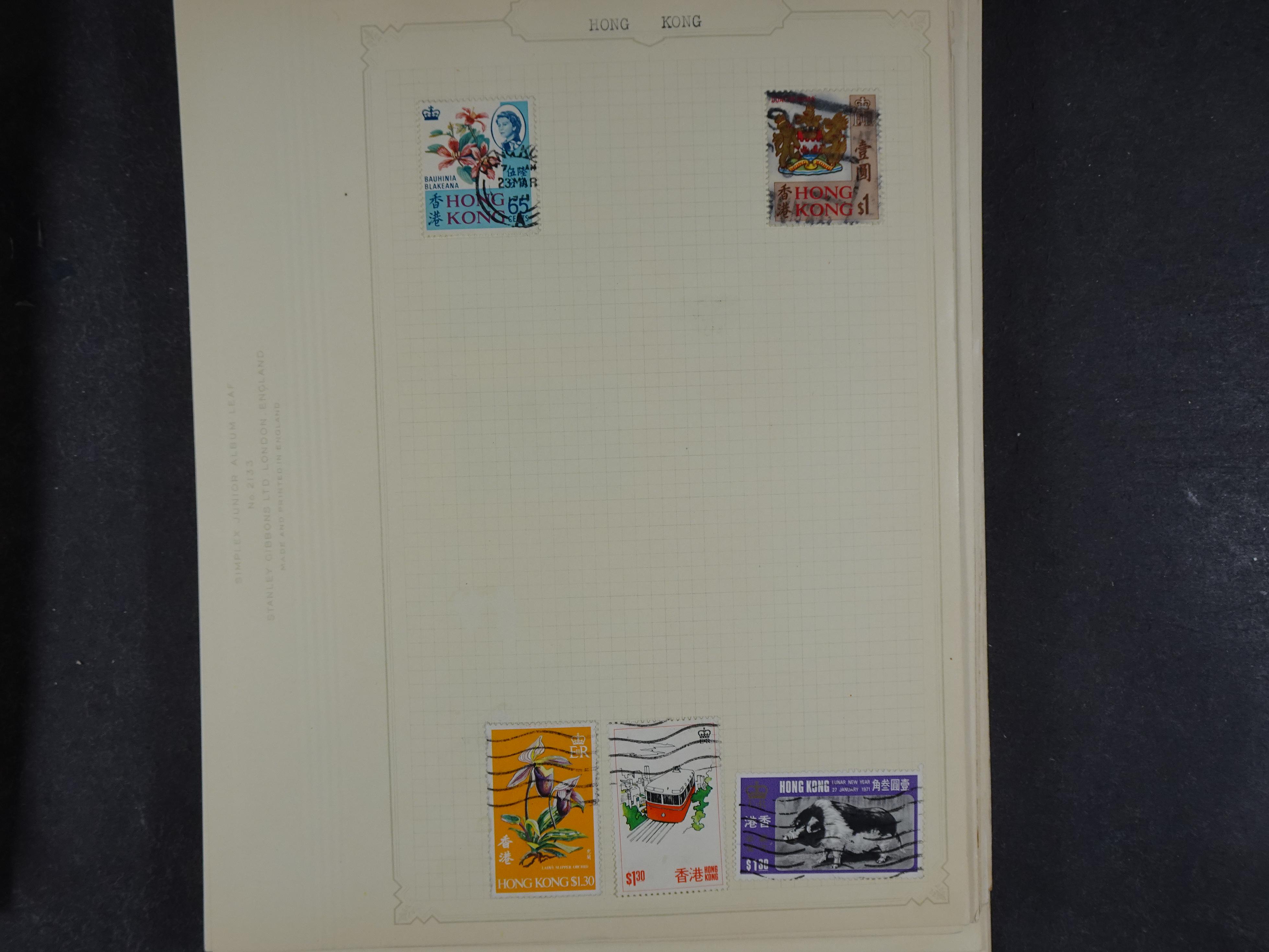 Doos met allerlei materiaal diverse betere zegels en fraaie stempels.
 348