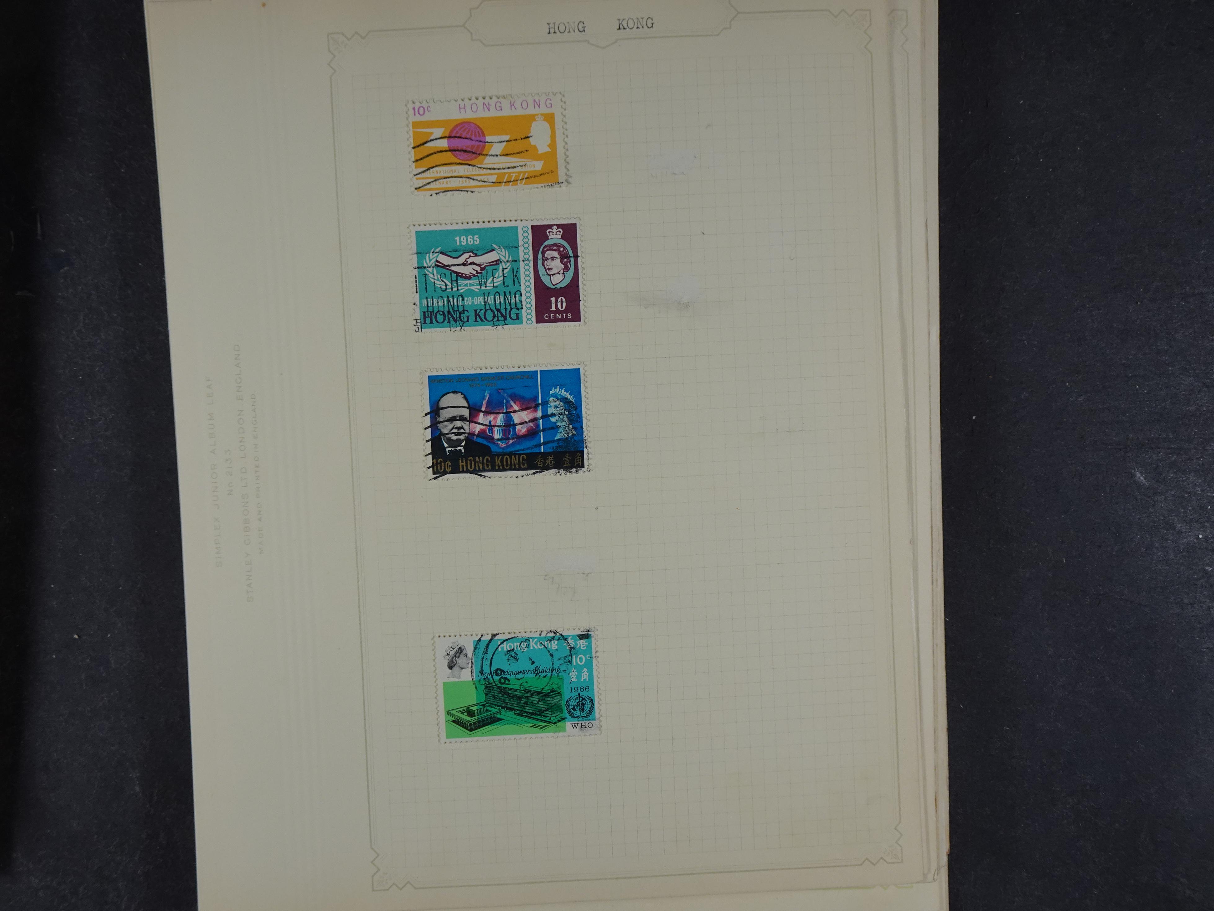 Doos met allerlei materiaal diverse betere zegels en fraaie stempels.
 349