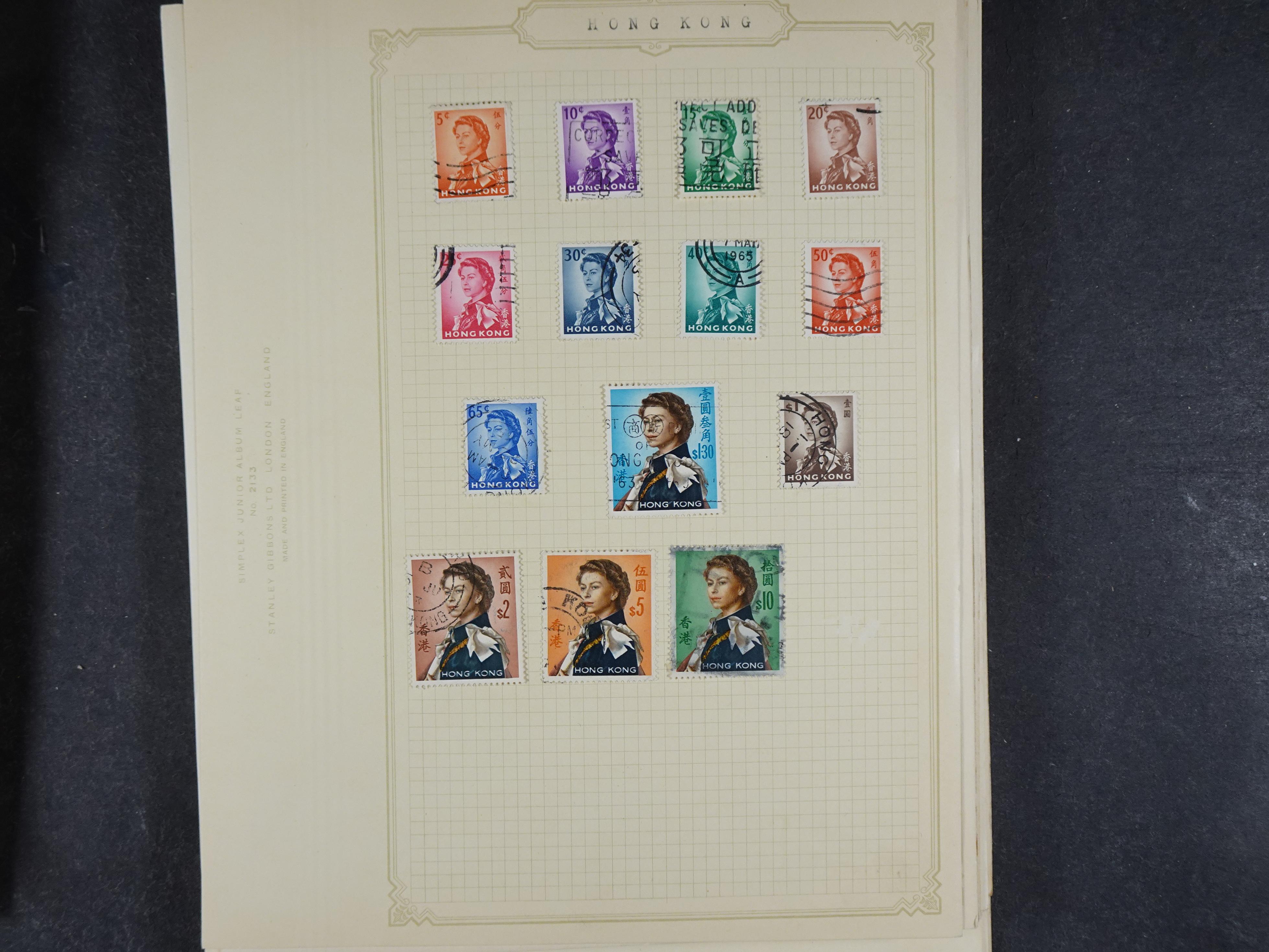 Doos met allerlei materiaal diverse betere zegels en fraaie stempels.
 350