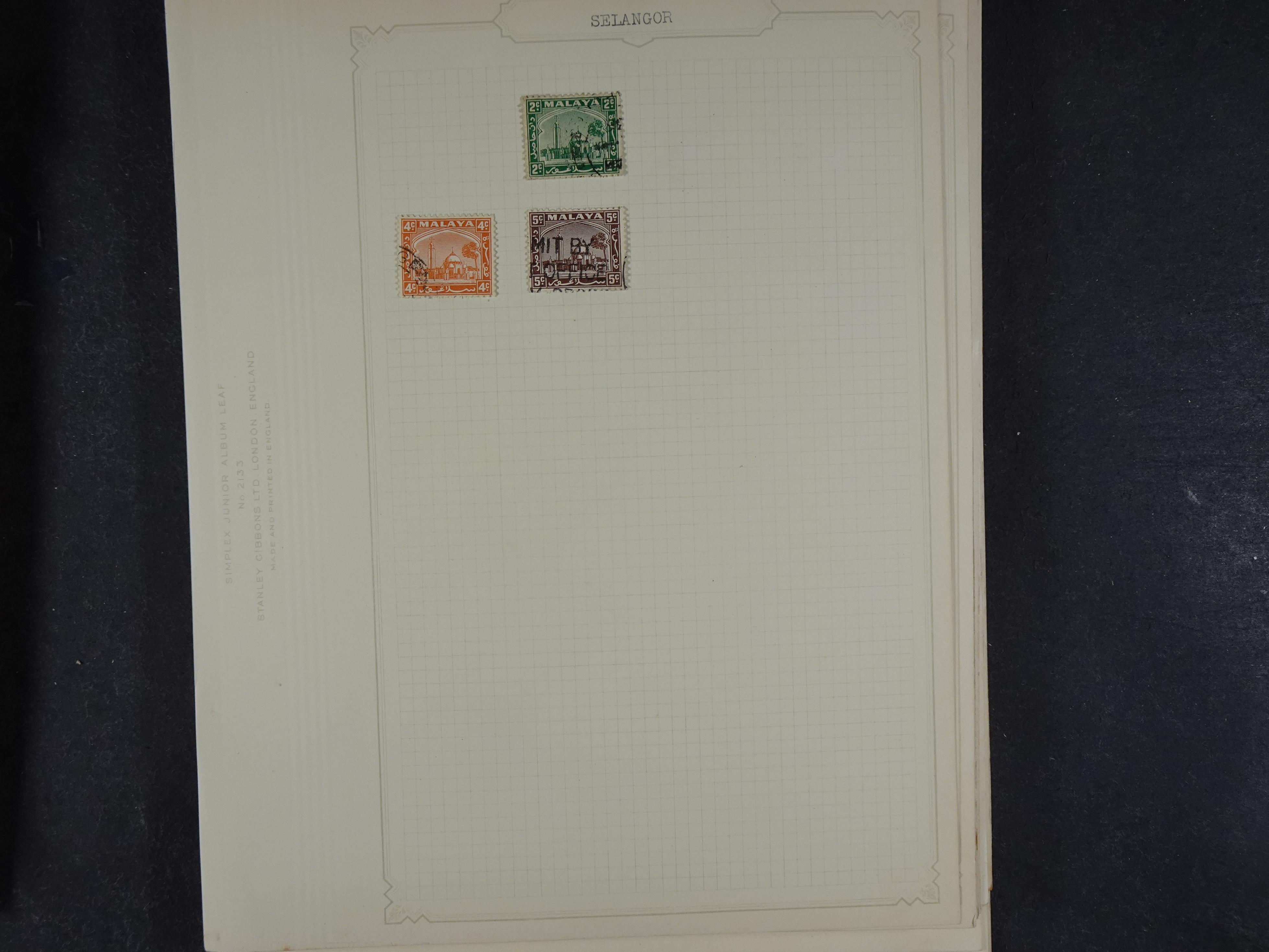 Doos met allerlei materiaal diverse betere zegels en fraaie stempels.
 351