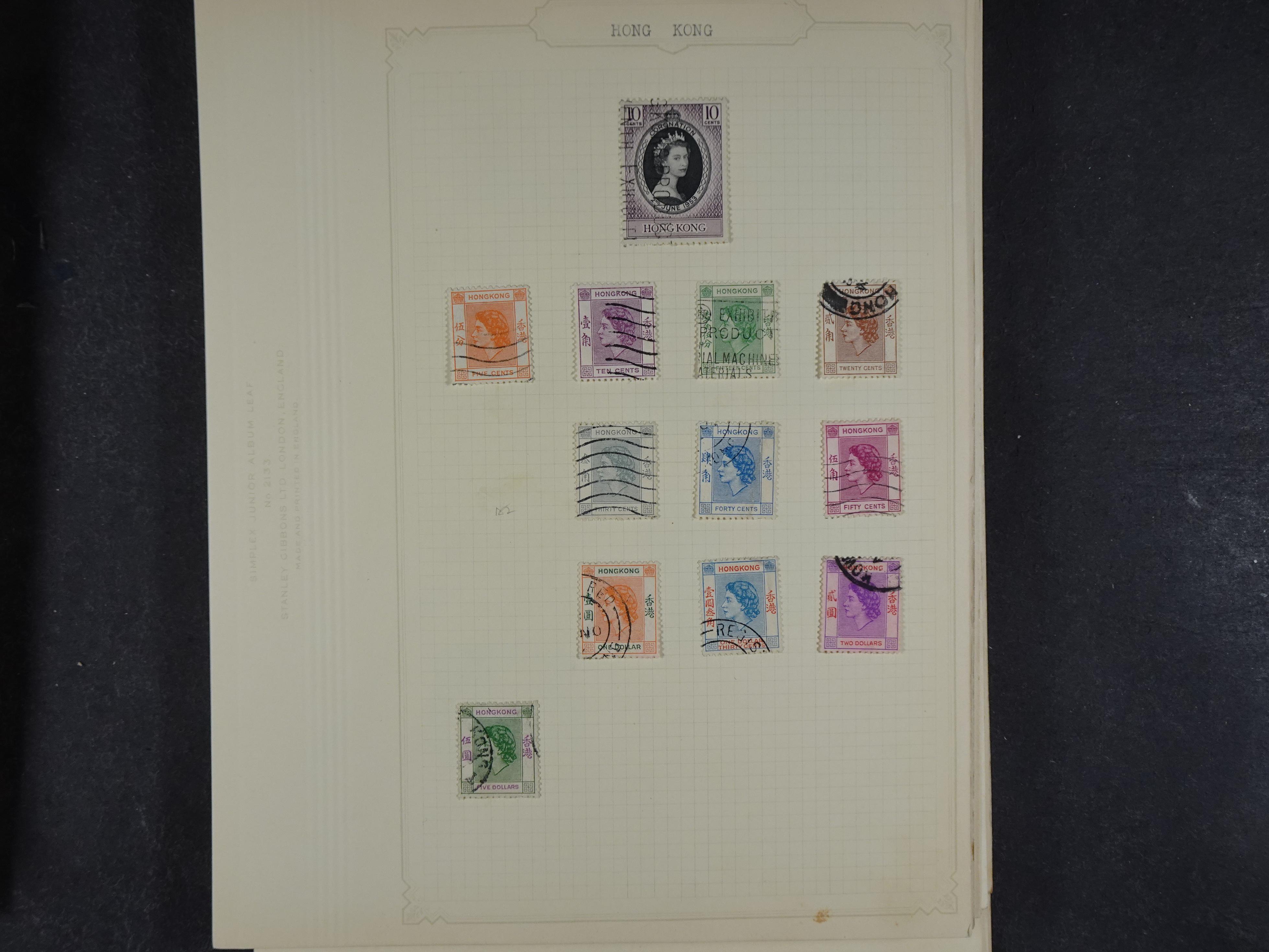 Doos met allerlei materiaal diverse betere zegels en fraaie stempels.
 352