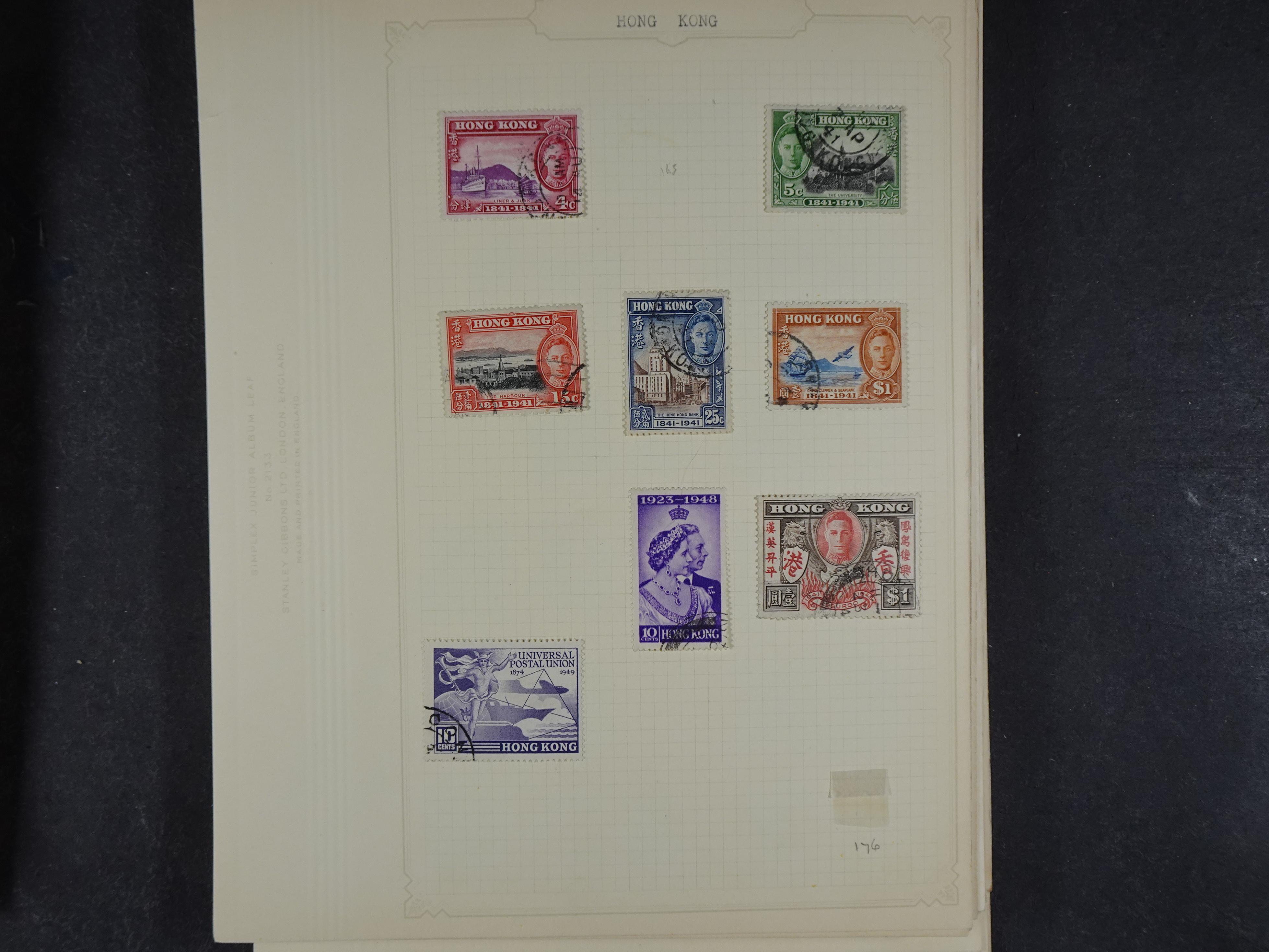 Doos met allerlei materiaal diverse betere zegels en fraaie stempels.
 353