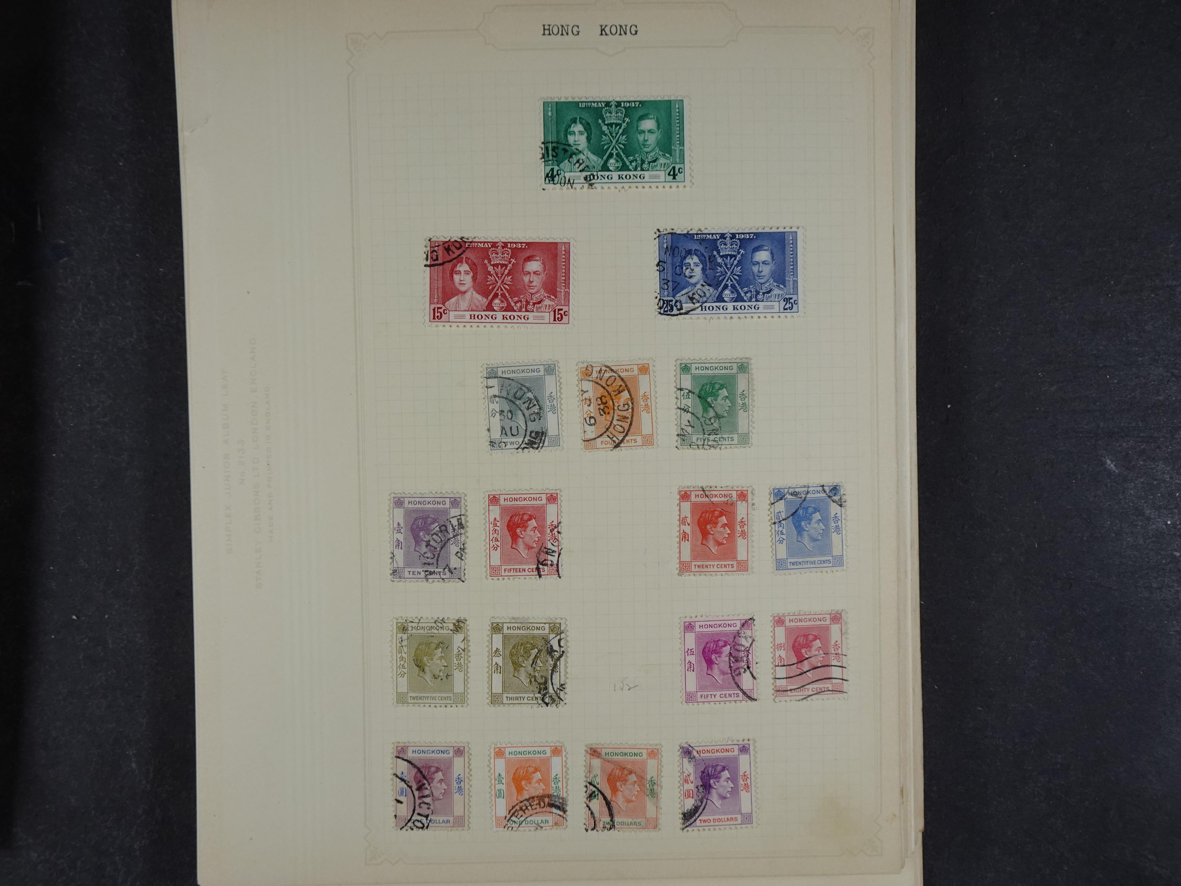 Doos met allerlei materiaal diverse betere zegels en fraaie stempels.
 354