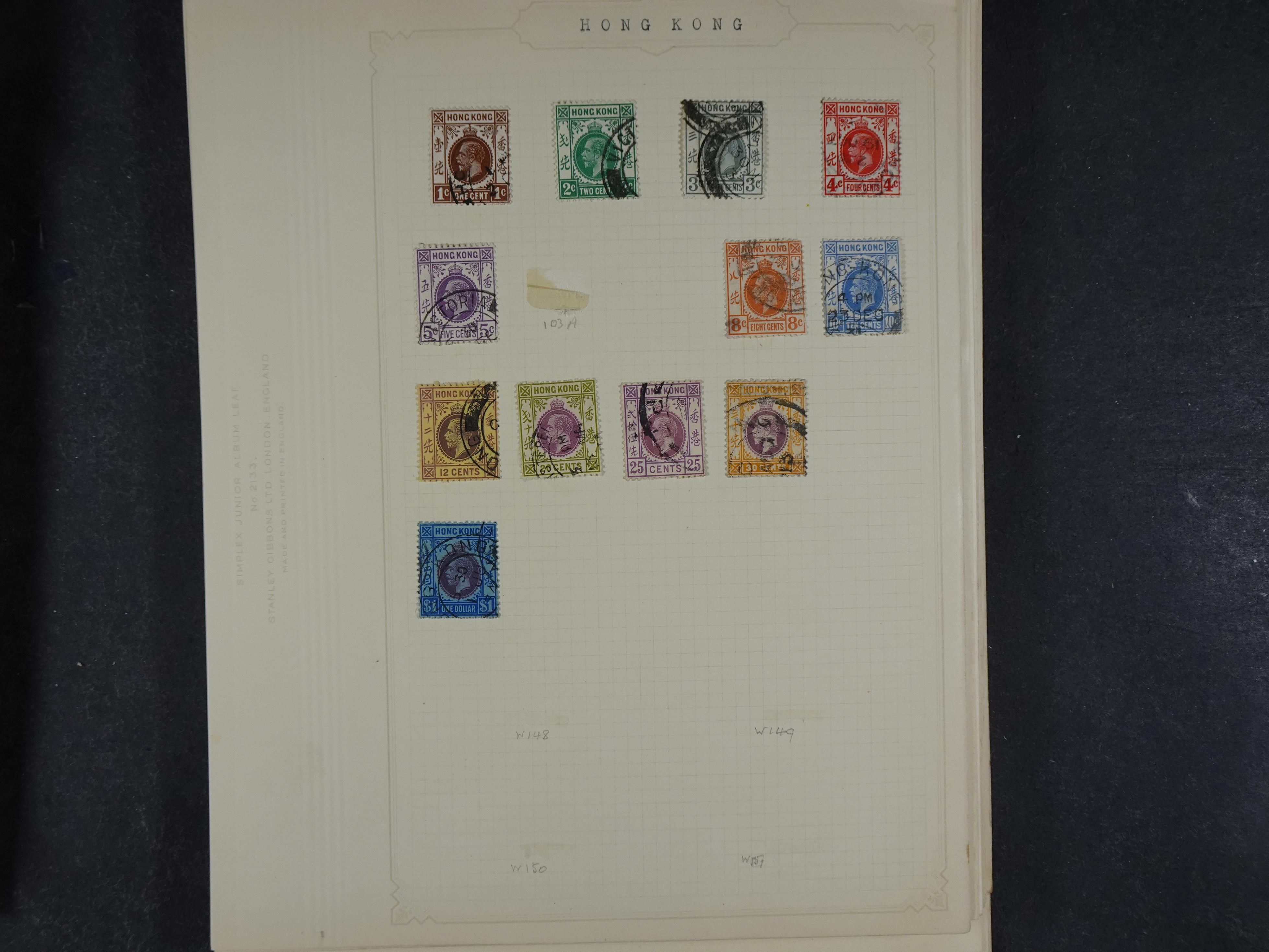 Doos met allerlei materiaal diverse betere zegels en fraaie stempels.
 355