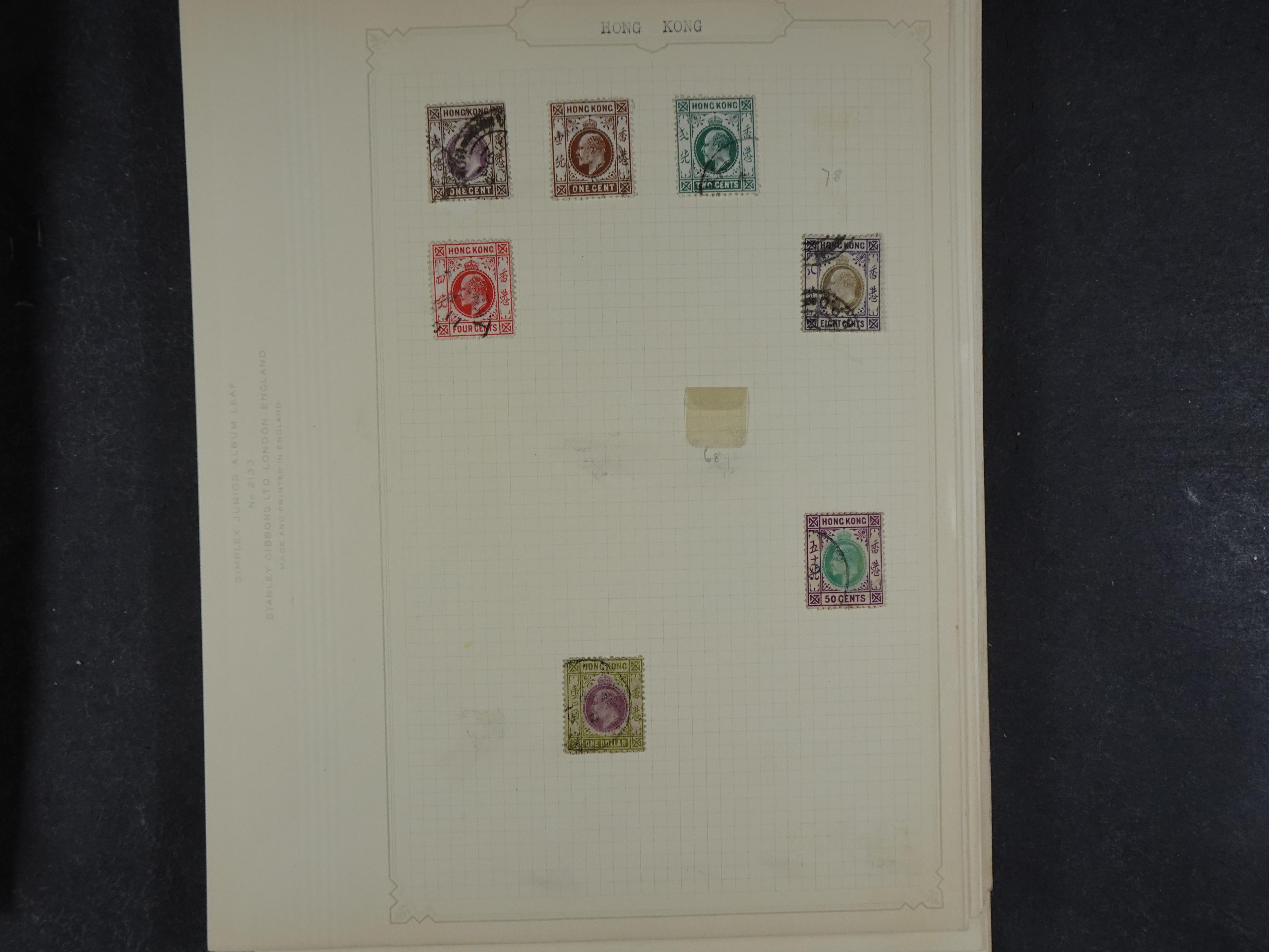 Doos met allerlei materiaal diverse betere zegels en fraaie stempels.
 356