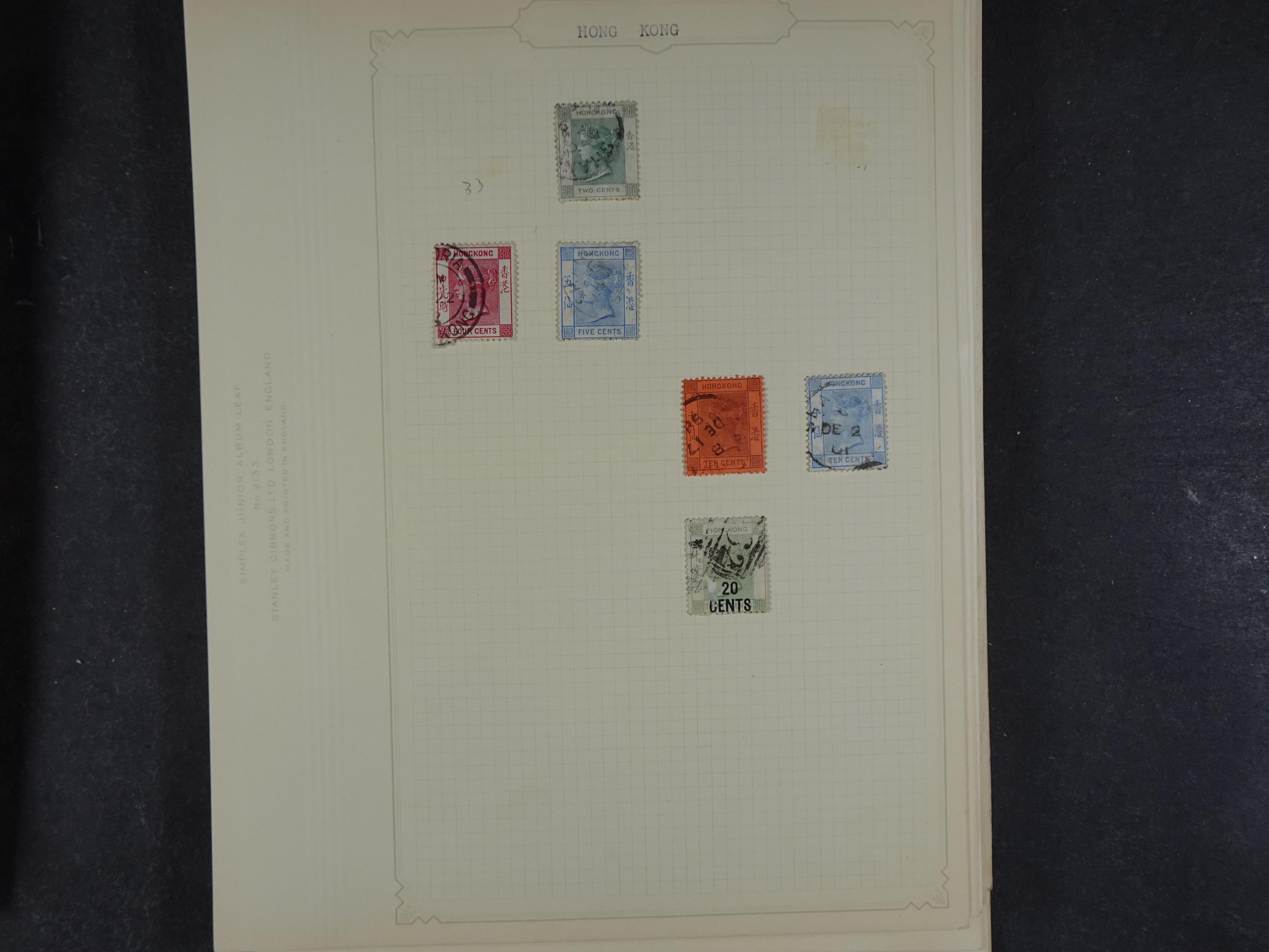 Doos met allerlei materiaal diverse betere zegels en fraaie stempels.
 357