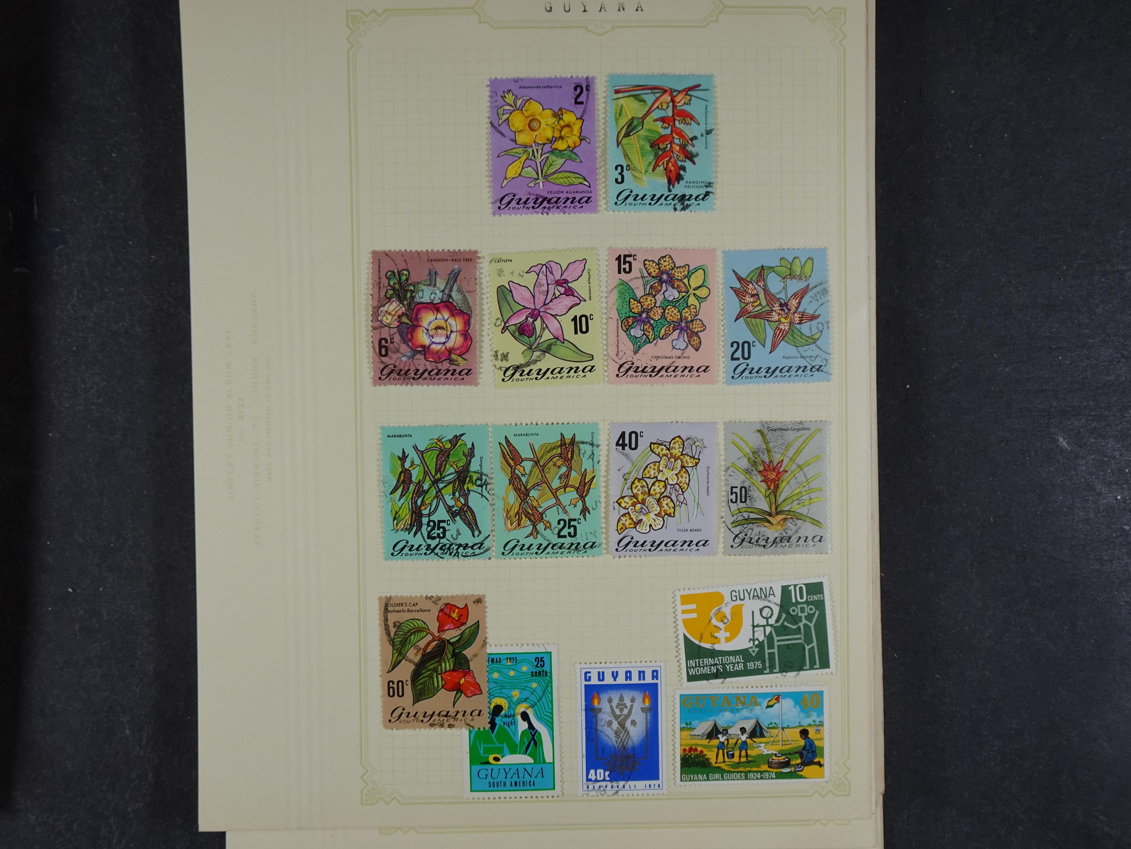 Doos met allerlei materiaal diverse betere zegels en fraaie stempels.
 358