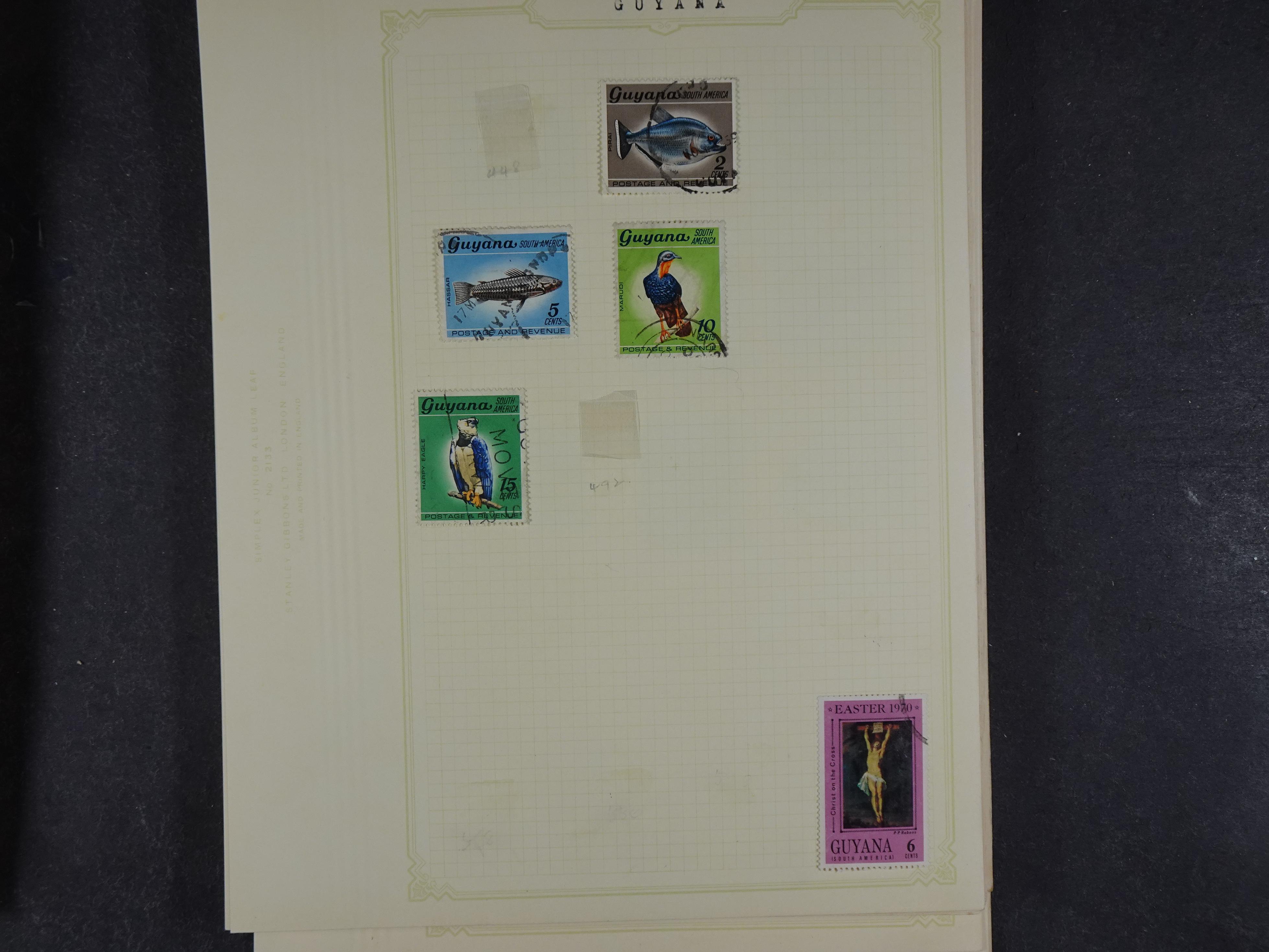 Doos met allerlei materiaal diverse betere zegels en fraaie stempels.
 359