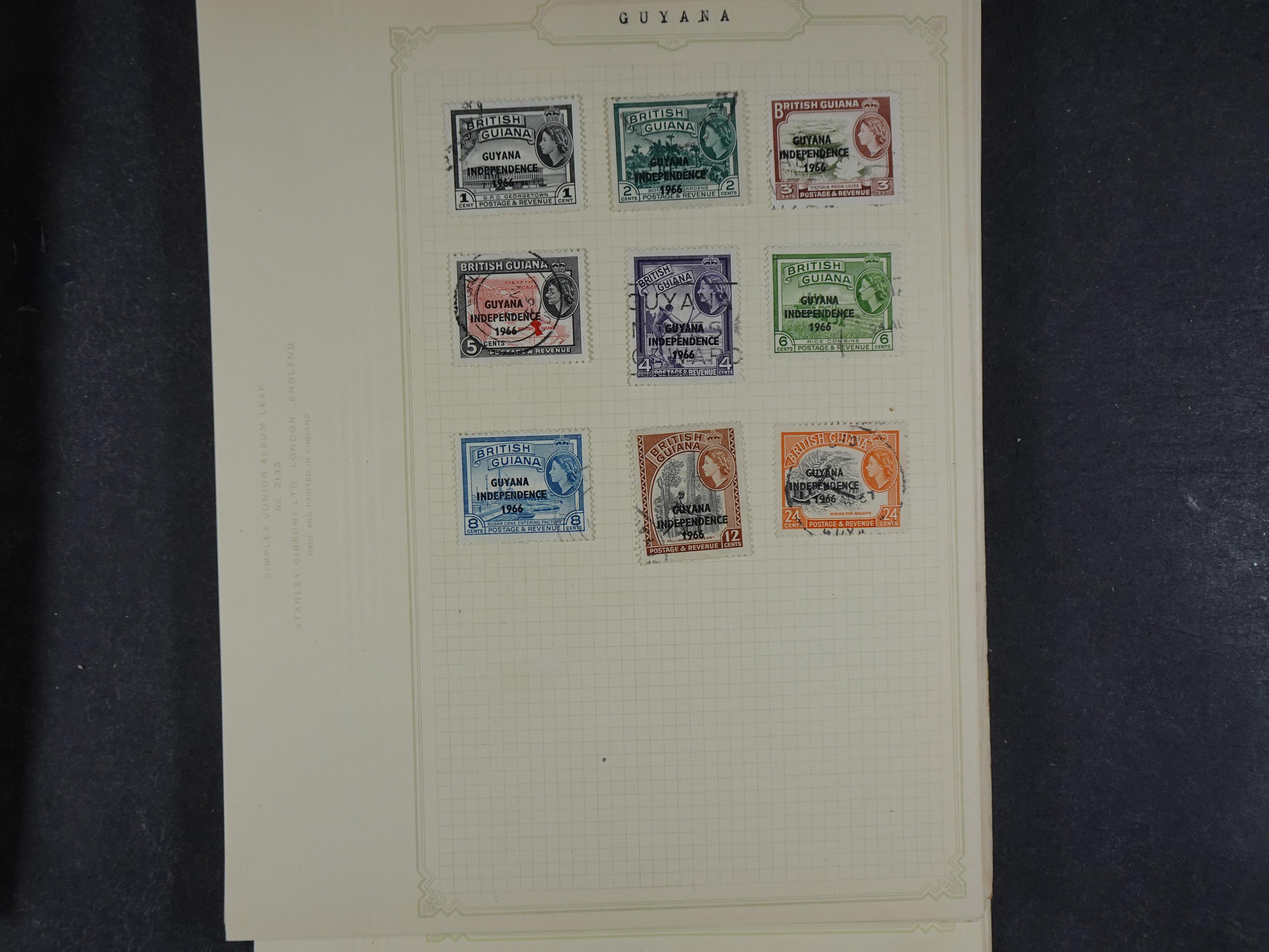 Doos met allerlei materiaal diverse betere zegels en fraaie stempels.
 360