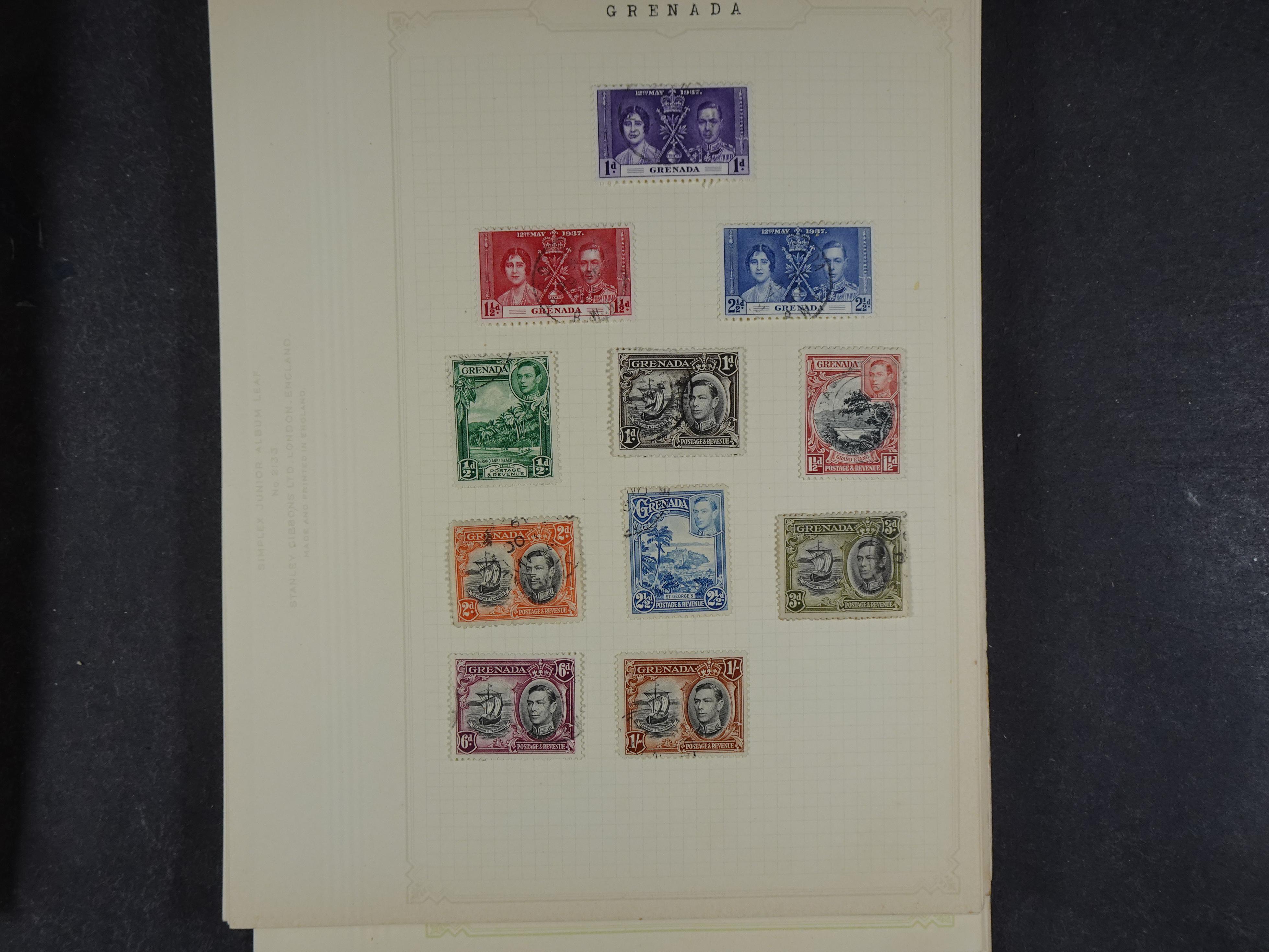 Doos met allerlei materiaal diverse betere zegels en fraaie stempels.
 362