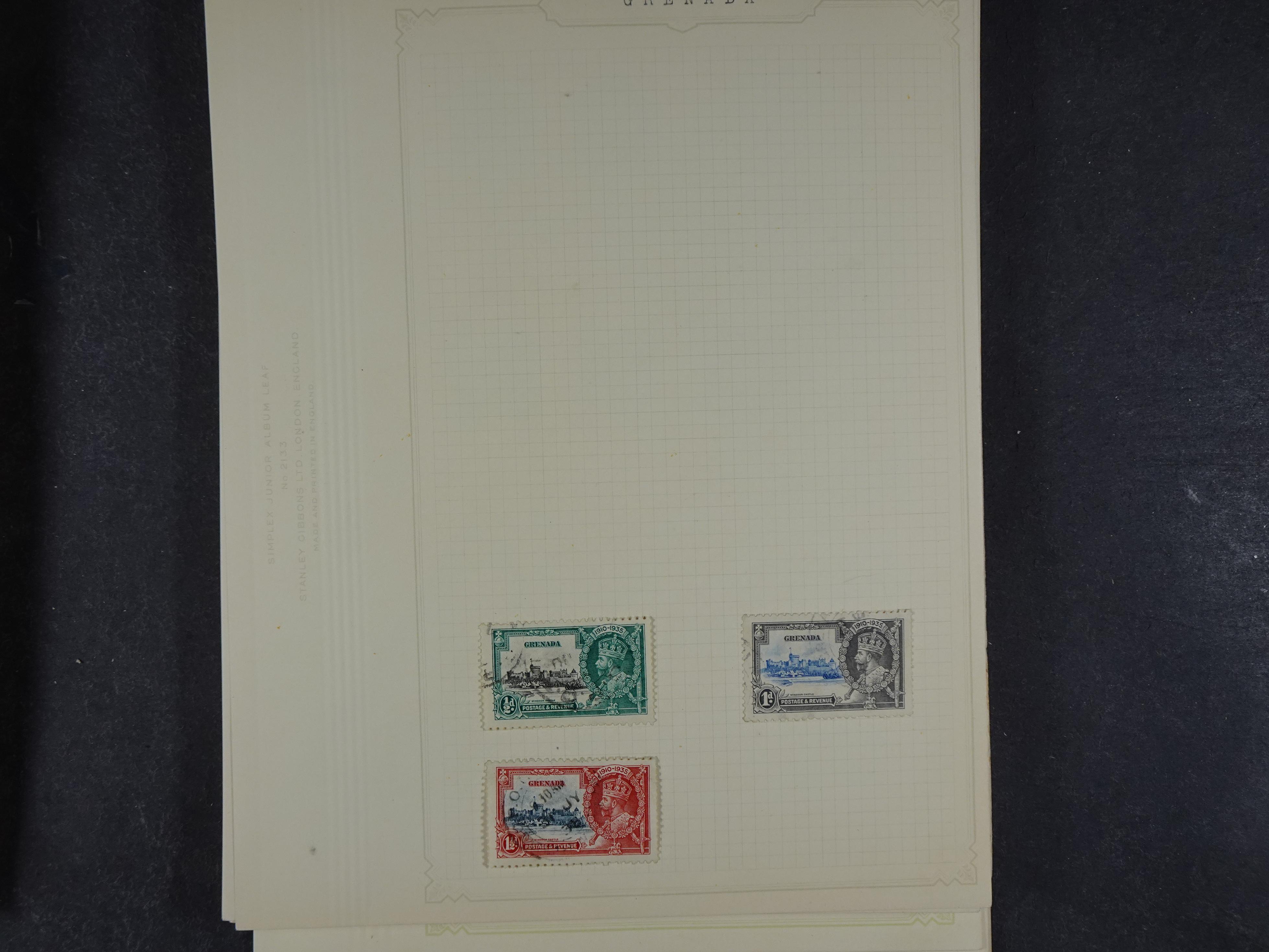 Doos met allerlei materiaal diverse betere zegels en fraaie stempels.
 363