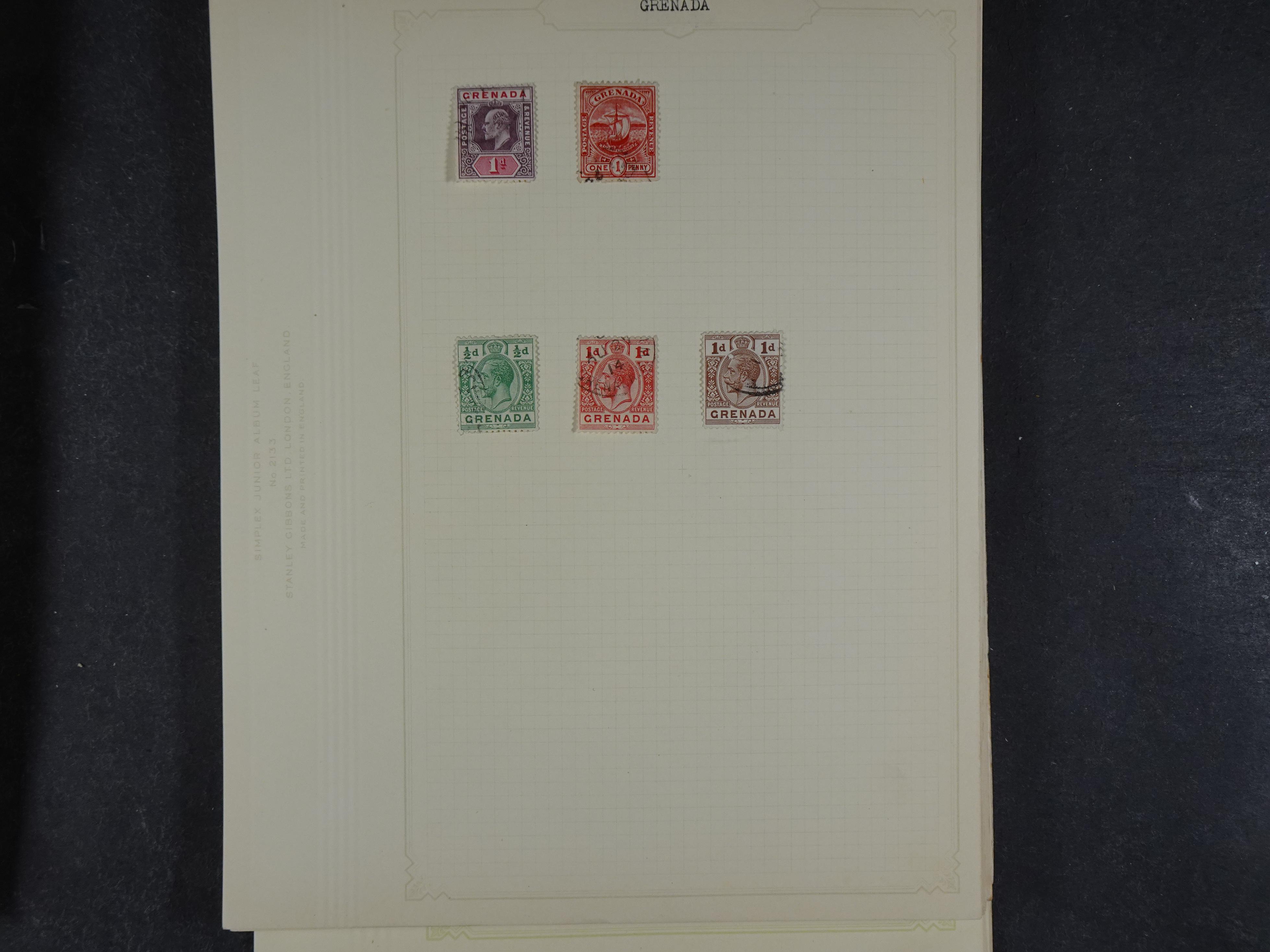 Doos met allerlei materiaal diverse betere zegels en fraaie stempels.
 364