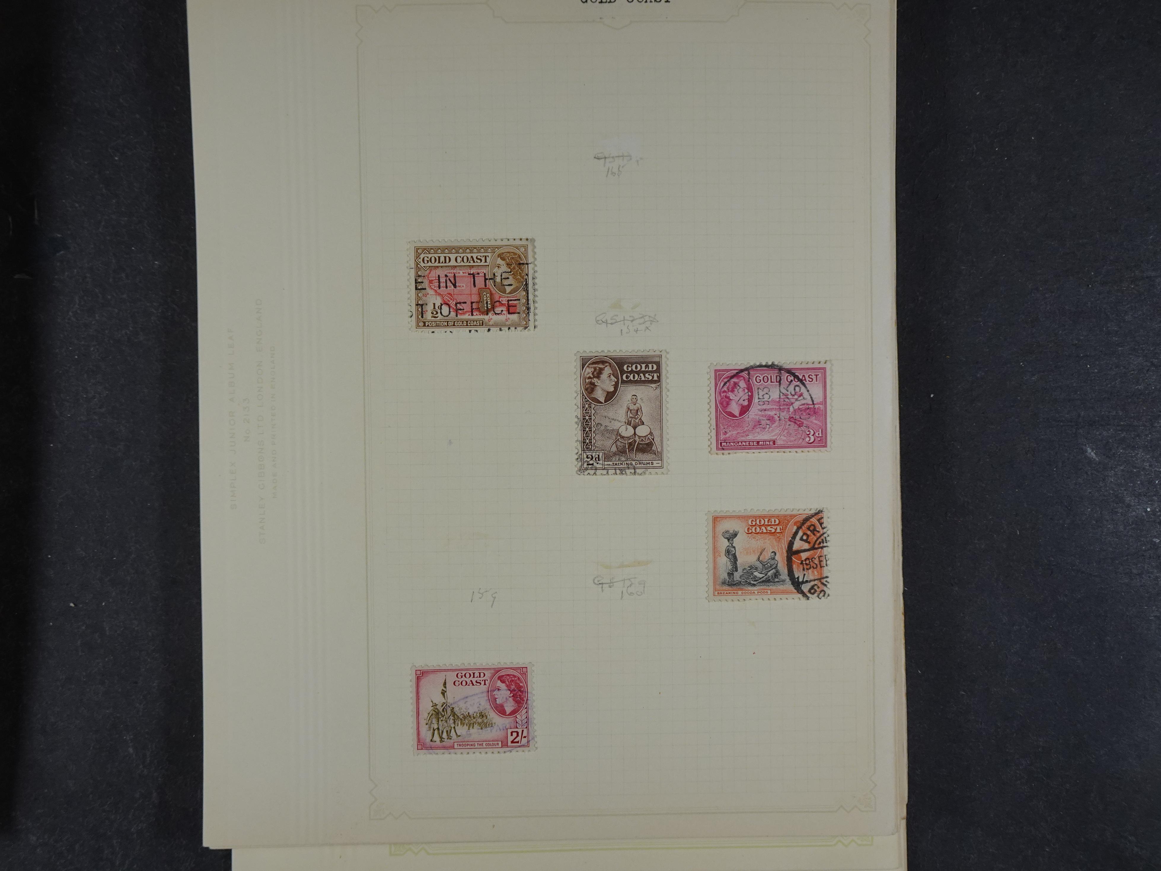 Doos met allerlei materiaal diverse betere zegels en fraaie stempels.
 365