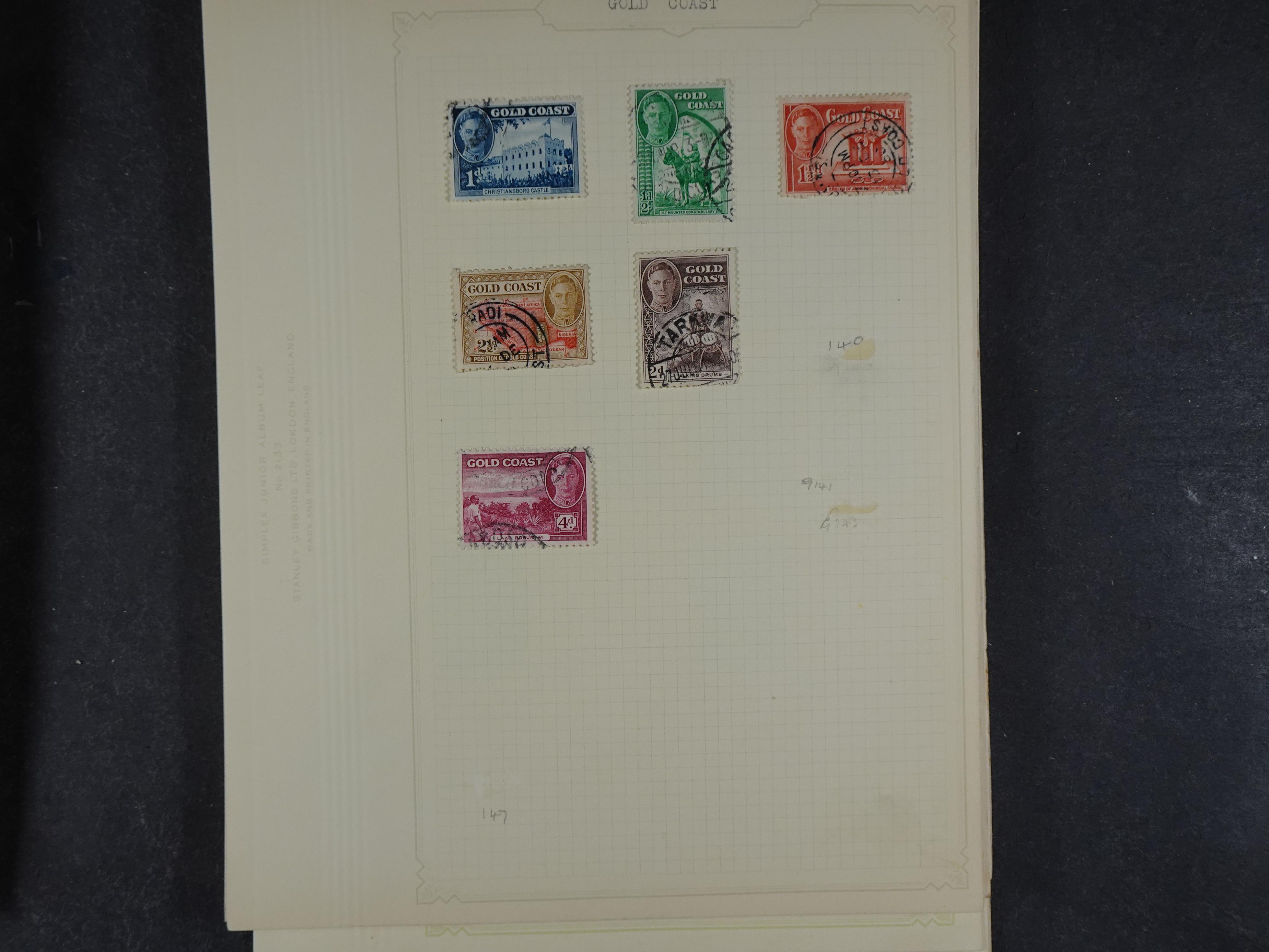 Doos met allerlei materiaal diverse betere zegels en fraaie stempels.
 366