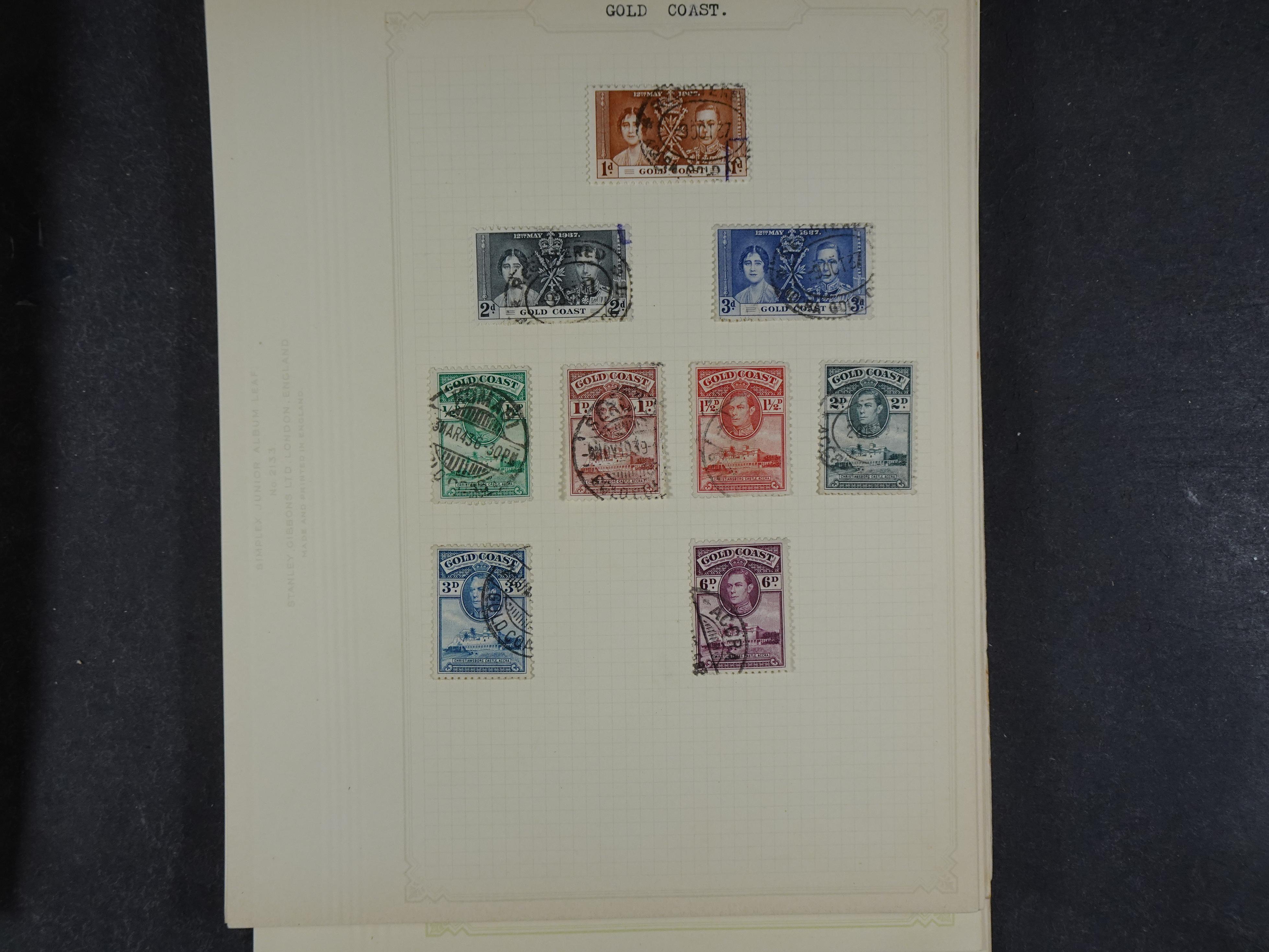 Doos met allerlei materiaal diverse betere zegels en fraaie stempels.
 367