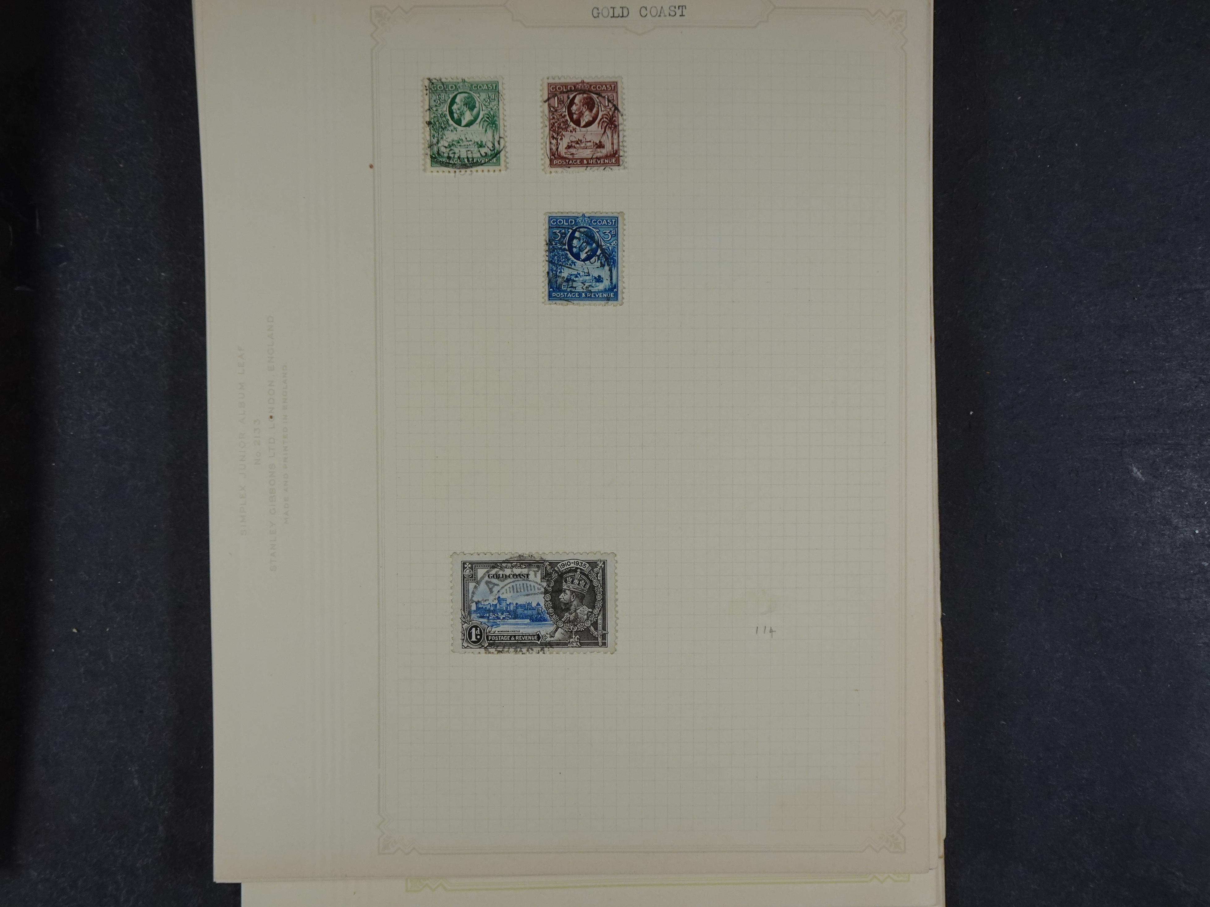 Doos met allerlei materiaal diverse betere zegels en fraaie stempels.
 368