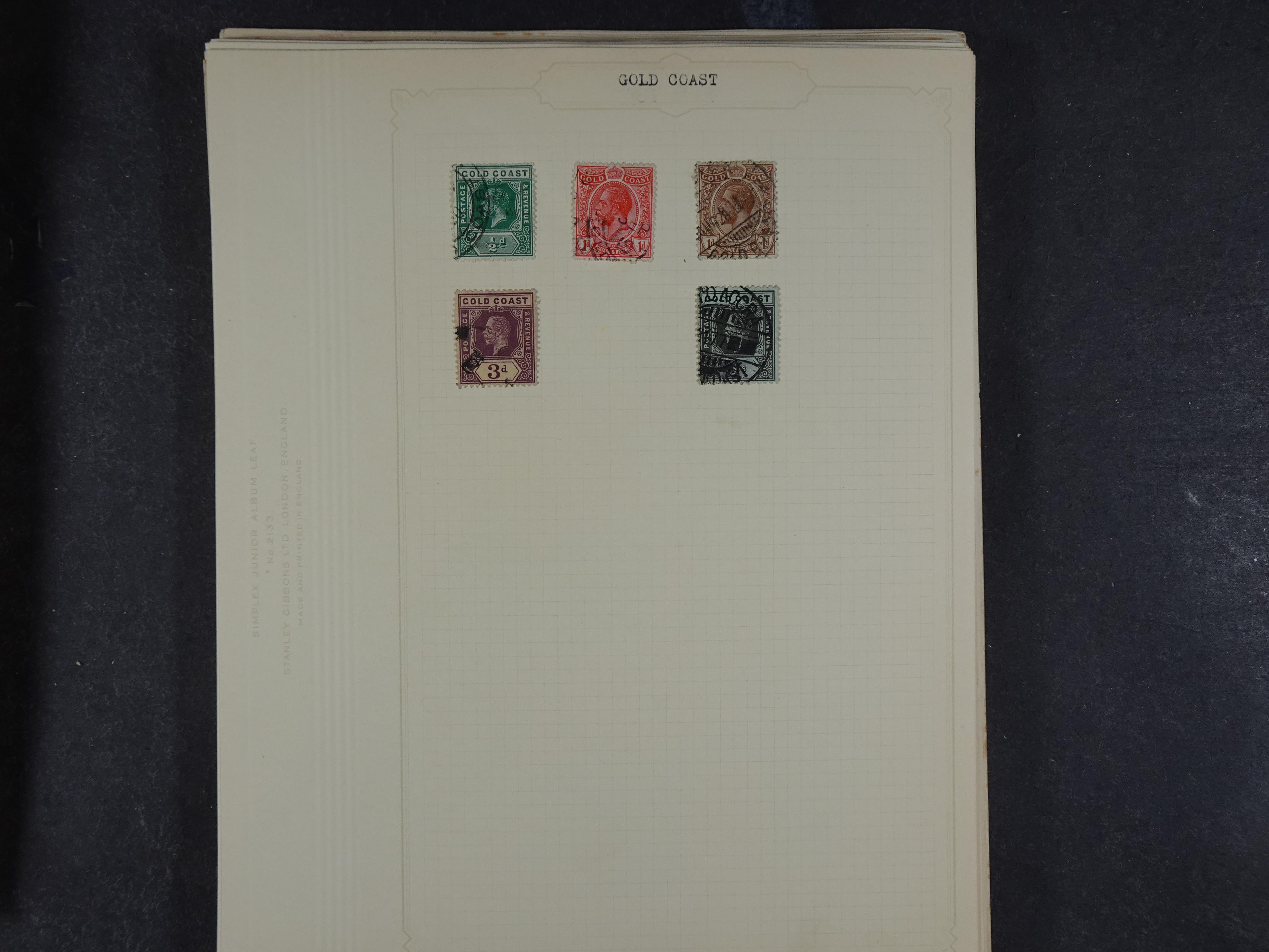 Doos met allerlei materiaal diverse betere zegels en fraaie stempels.
 369