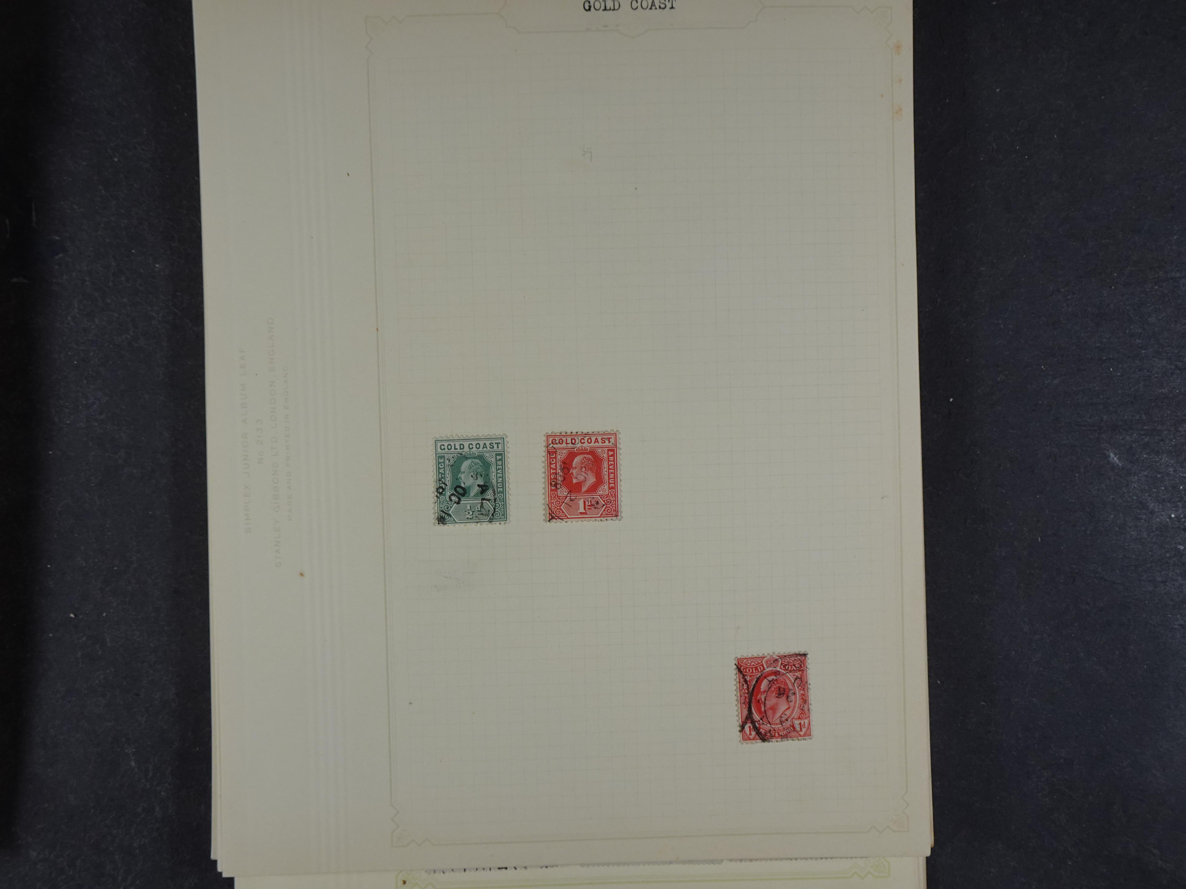 Doos met allerlei materiaal diverse betere zegels en fraaie stempels.
 370