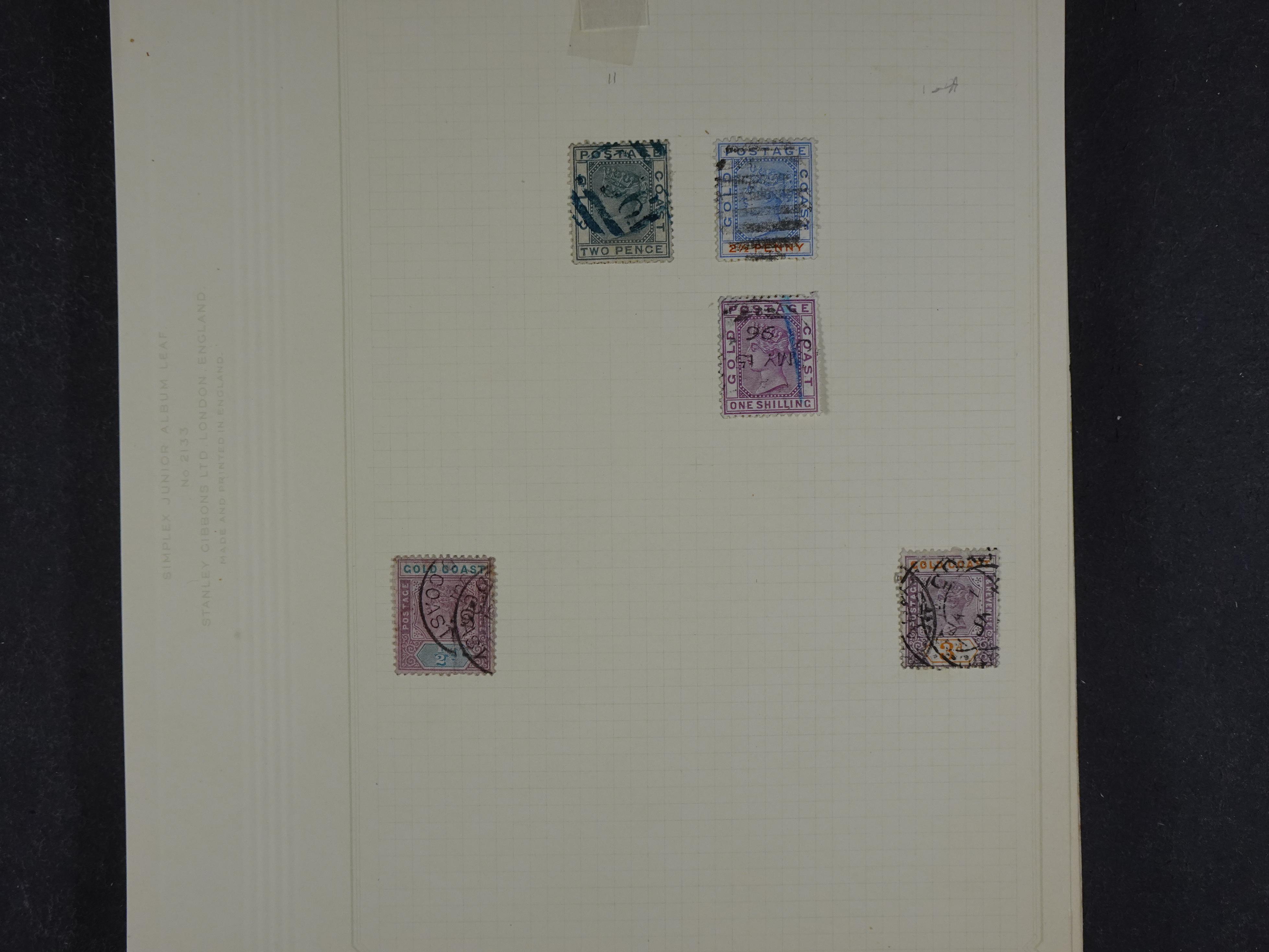 Doos met allerlei materiaal diverse betere zegels en fraaie stempels.
 371