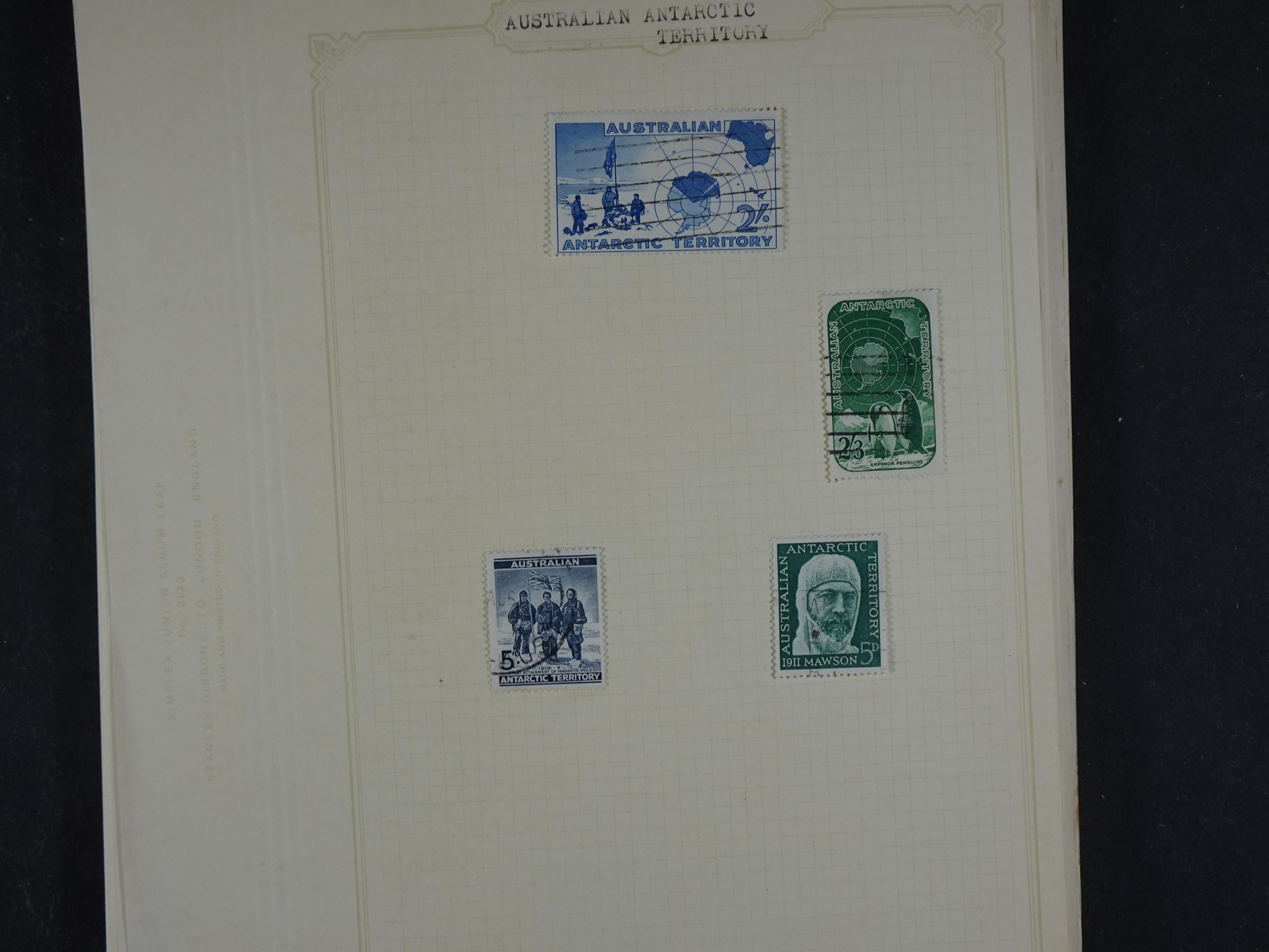 Doos met allerlei materiaal diverse betere zegels en fraaie stempels.
 372