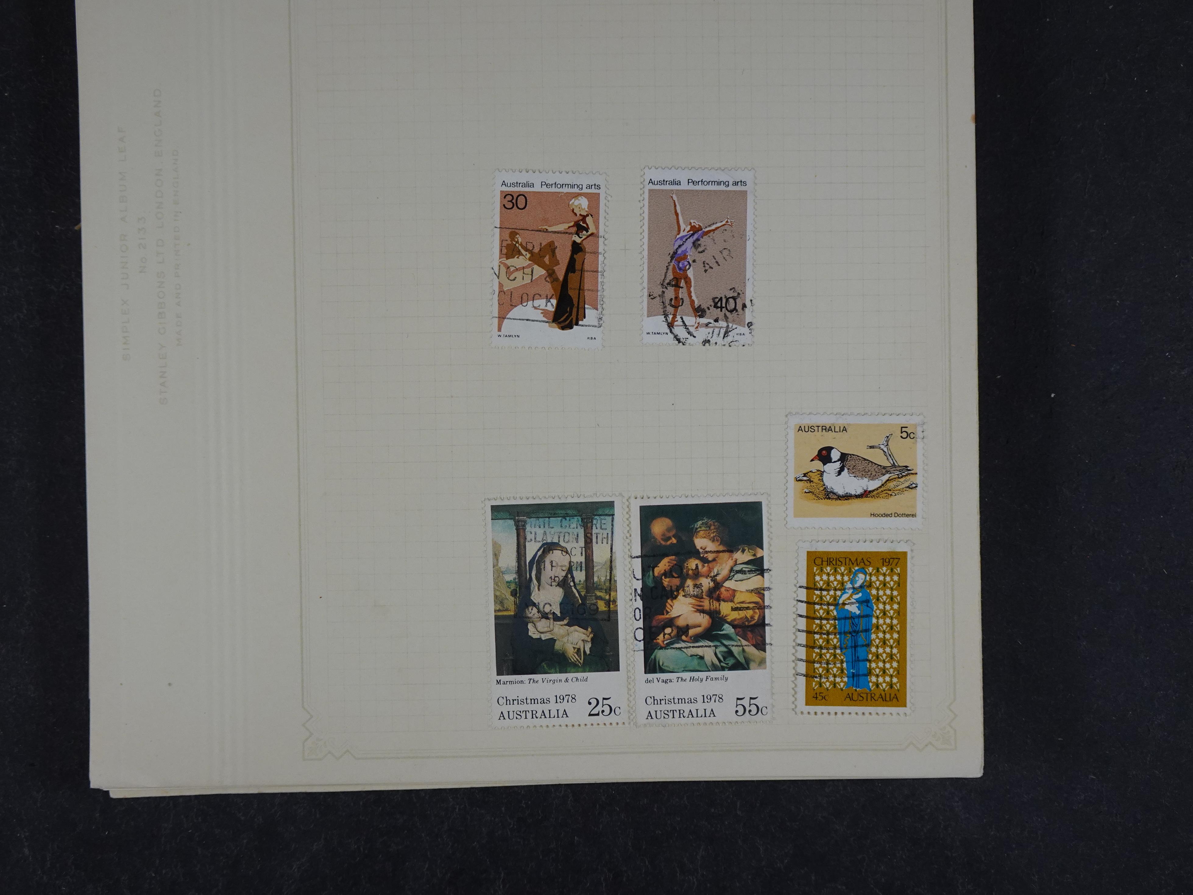 Doos met allerlei materiaal diverse betere zegels en fraaie stempels.
 373