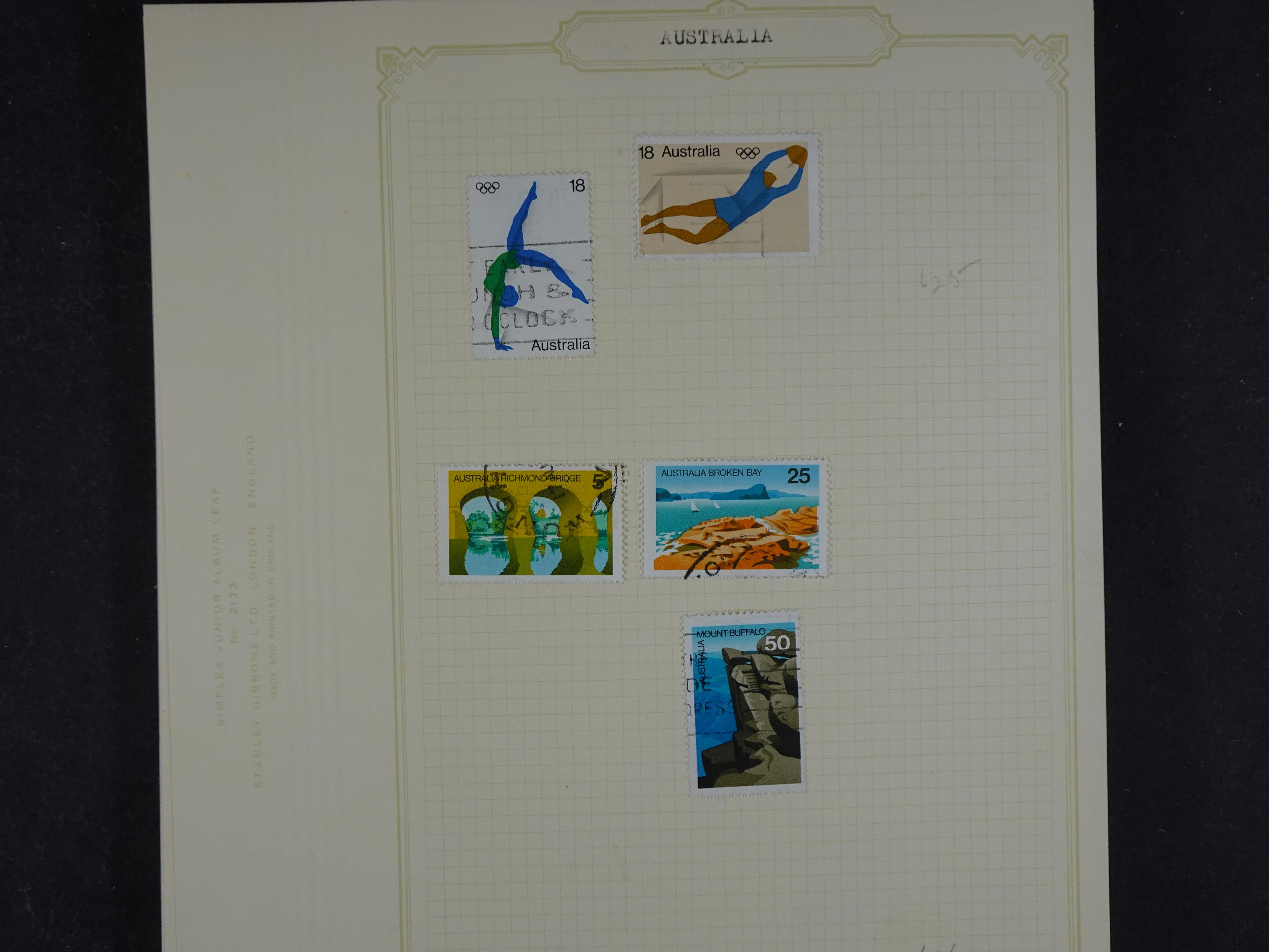 Doos met allerlei materiaal diverse betere zegels en fraaie stempels.
 374