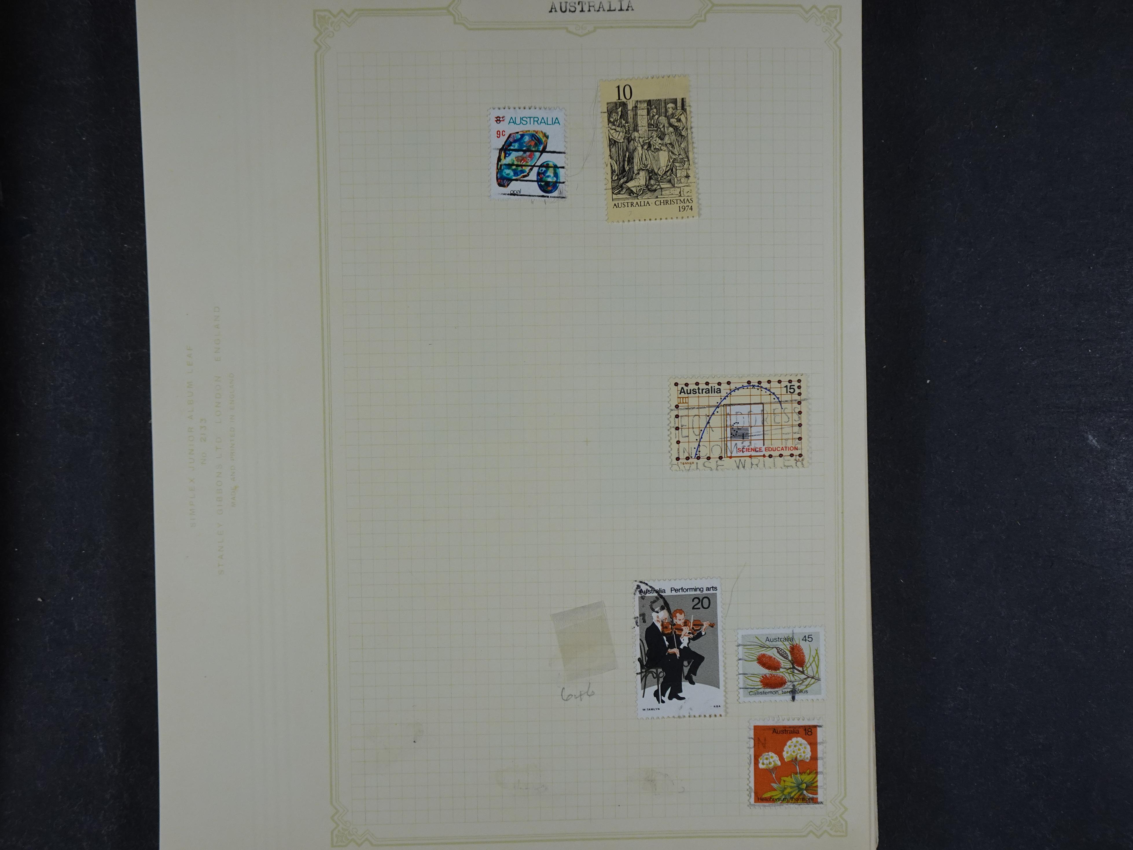 Doos met allerlei materiaal diverse betere zegels en fraaie stempels.
 375