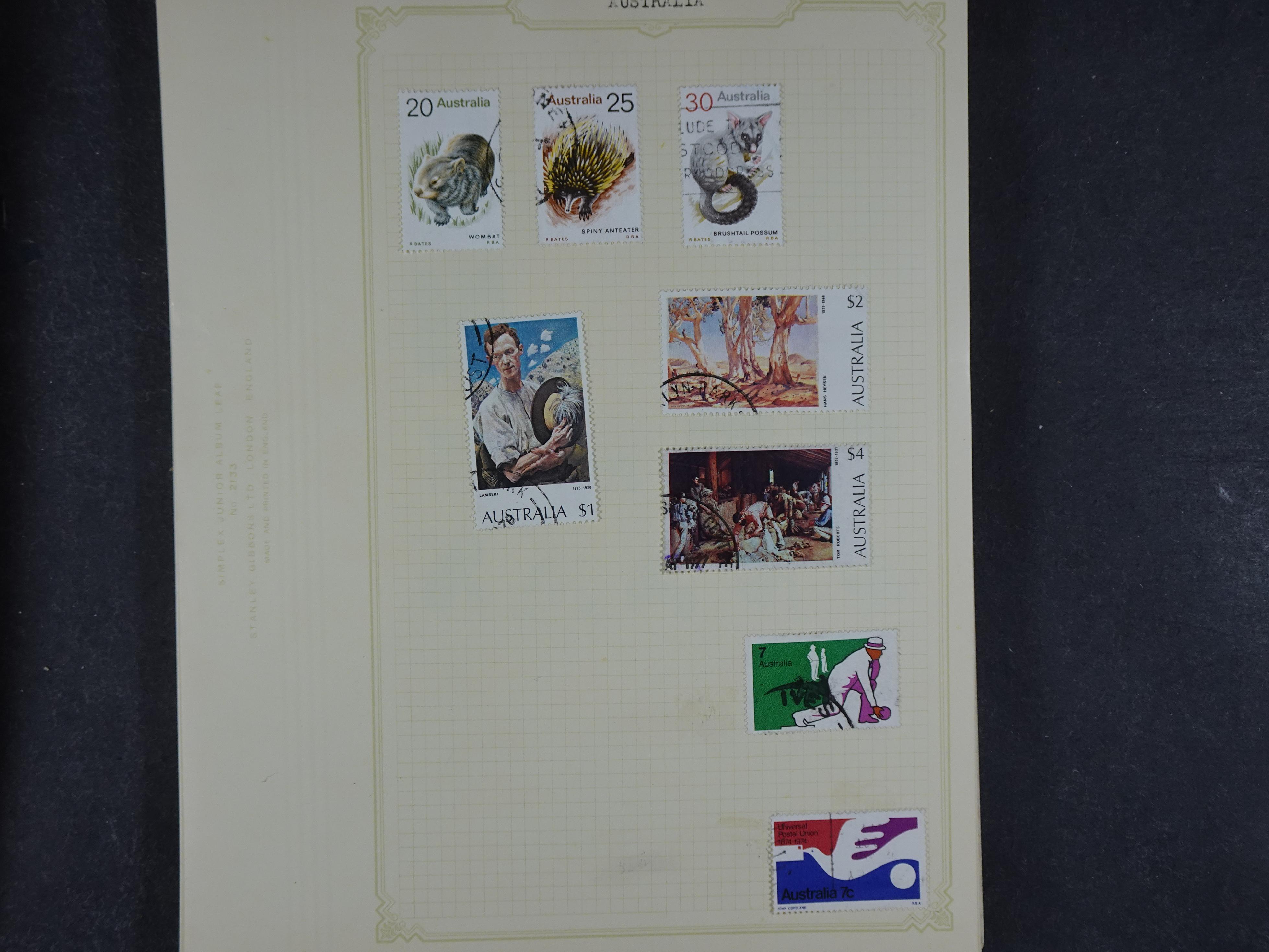 Doos met allerlei materiaal diverse betere zegels en fraaie stempels.
 376