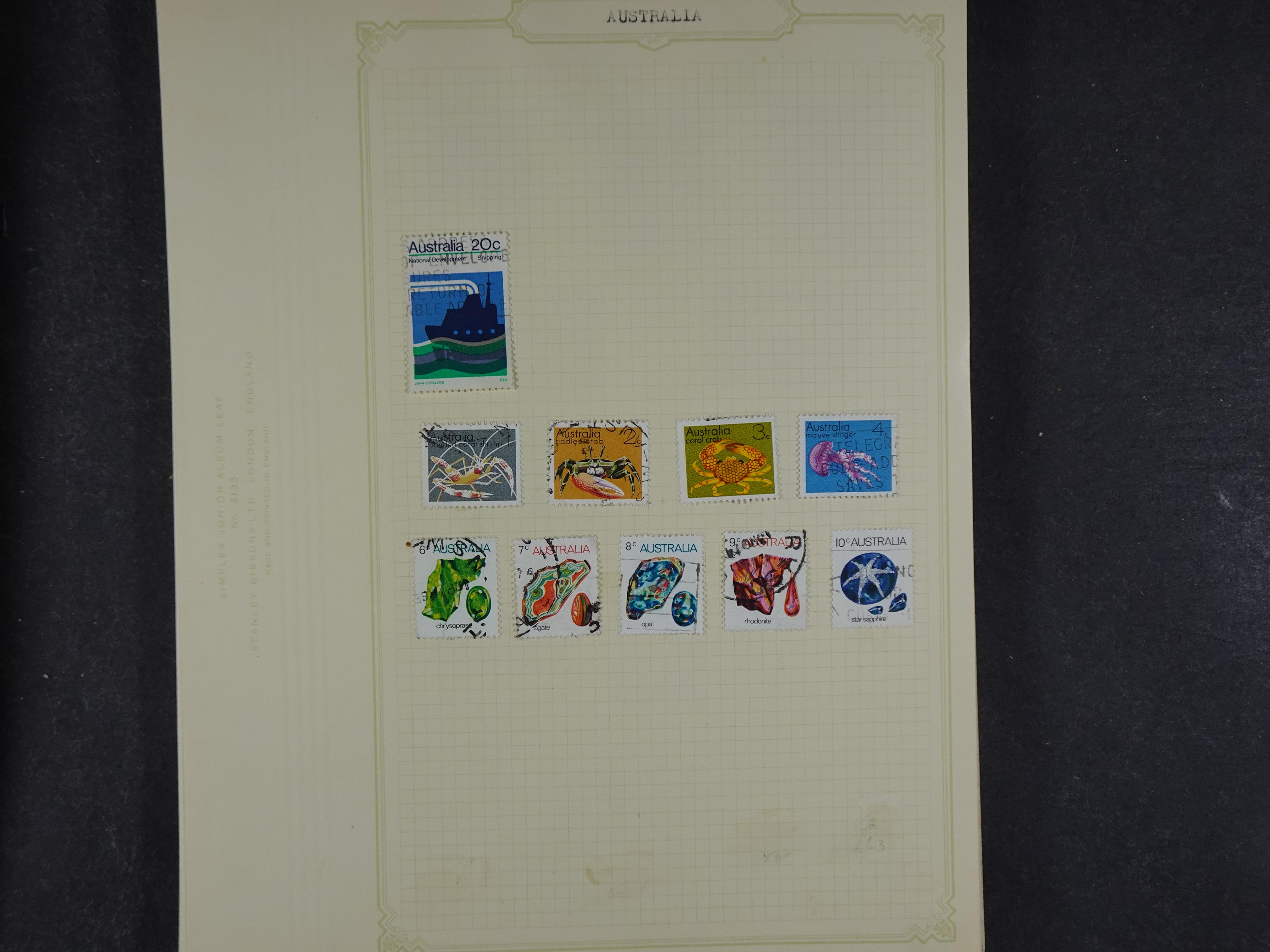 Doos met allerlei materiaal diverse betere zegels en fraaie stempels.
 377