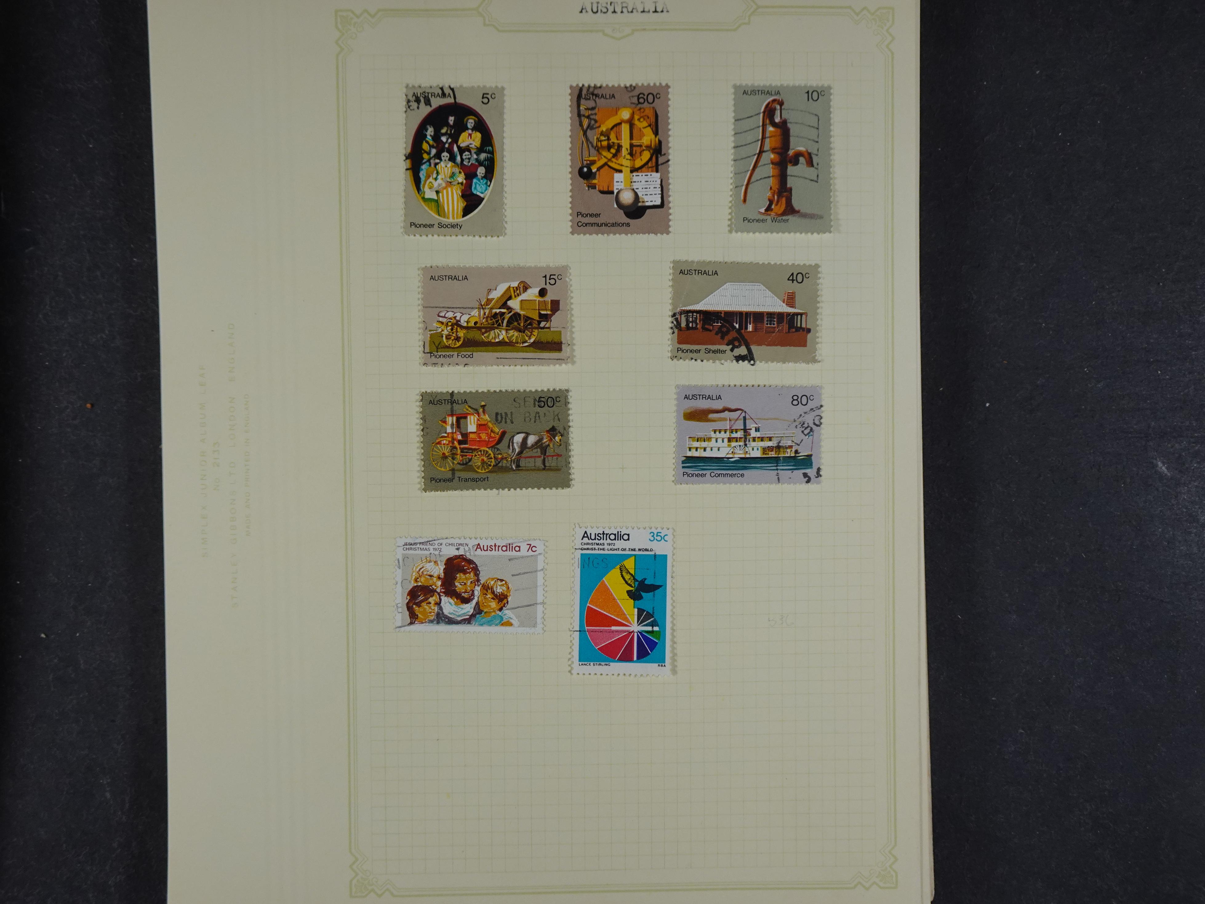 Doos met allerlei materiaal diverse betere zegels en fraaie stempels.
 378