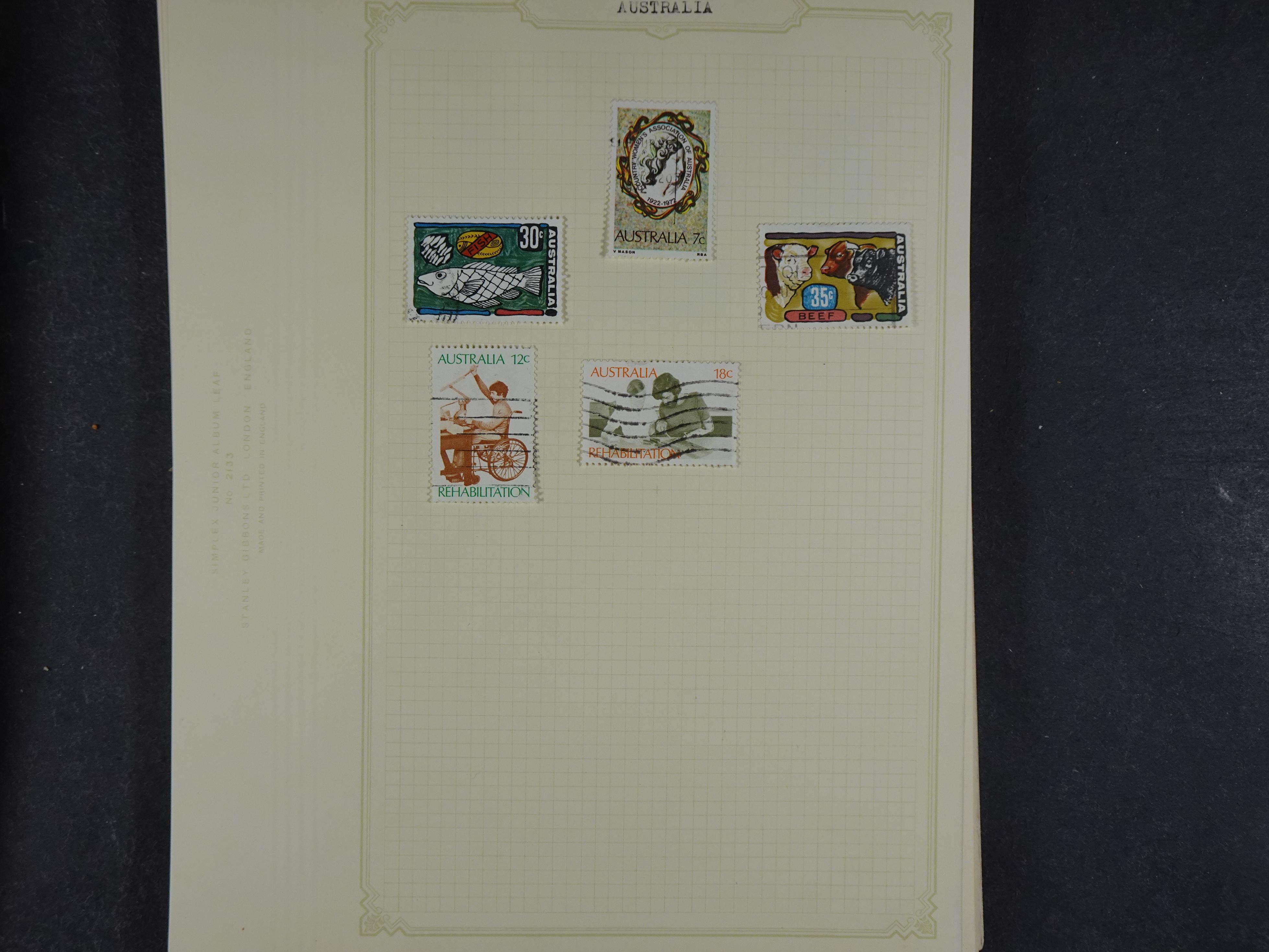 Doos met allerlei materiaal diverse betere zegels en fraaie stempels.
 379