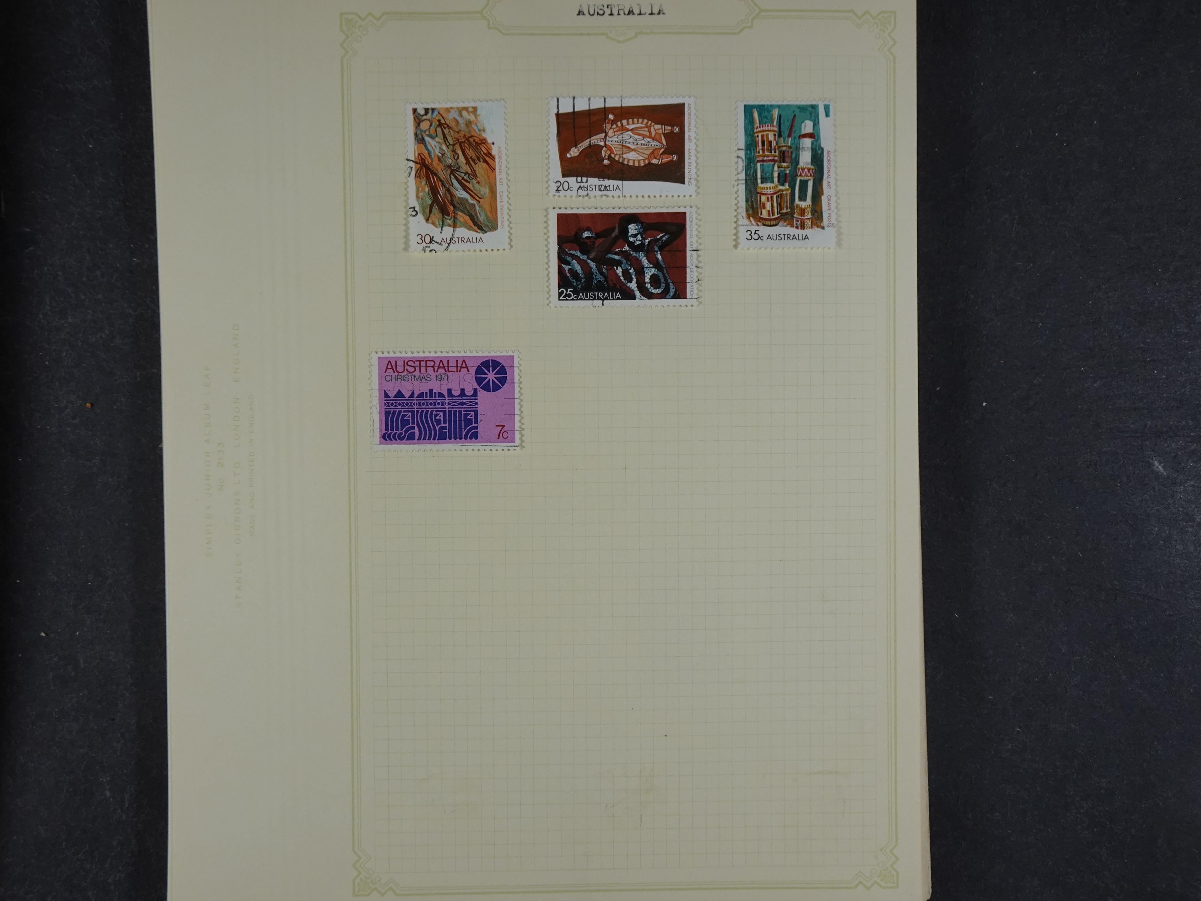 Doos met allerlei materiaal diverse betere zegels en fraaie stempels.
 380