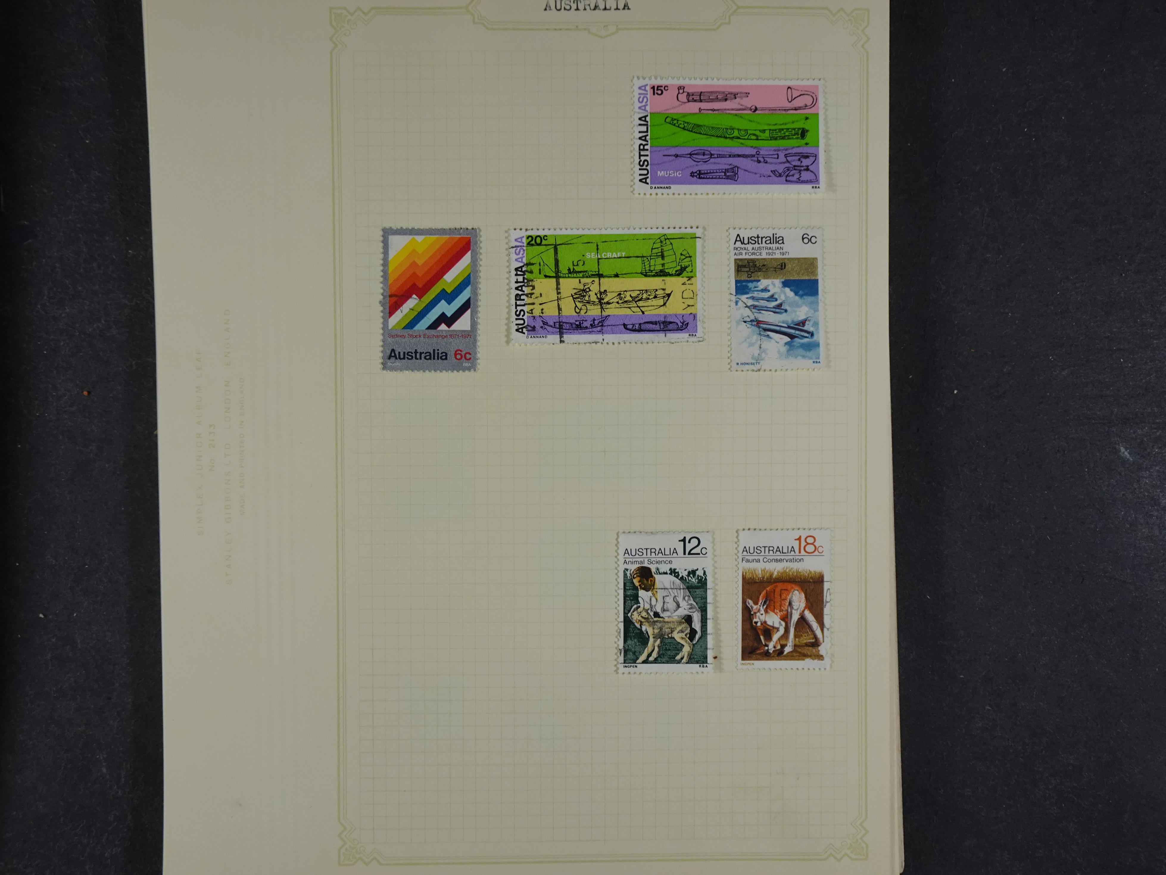 Doos met allerlei materiaal diverse betere zegels en fraaie stempels.
 381