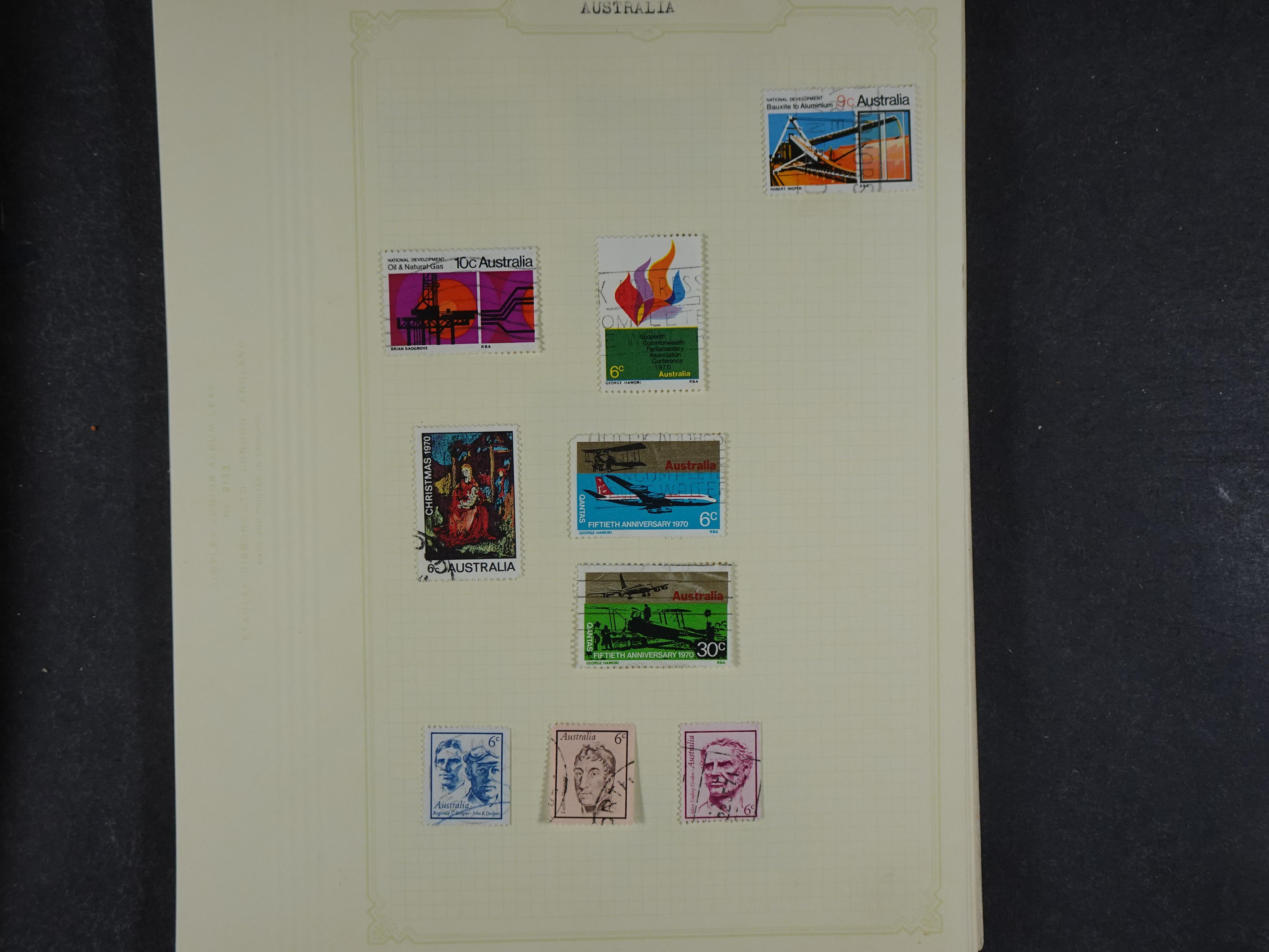 Doos met allerlei materiaal diverse betere zegels en fraaie stempels.
 382