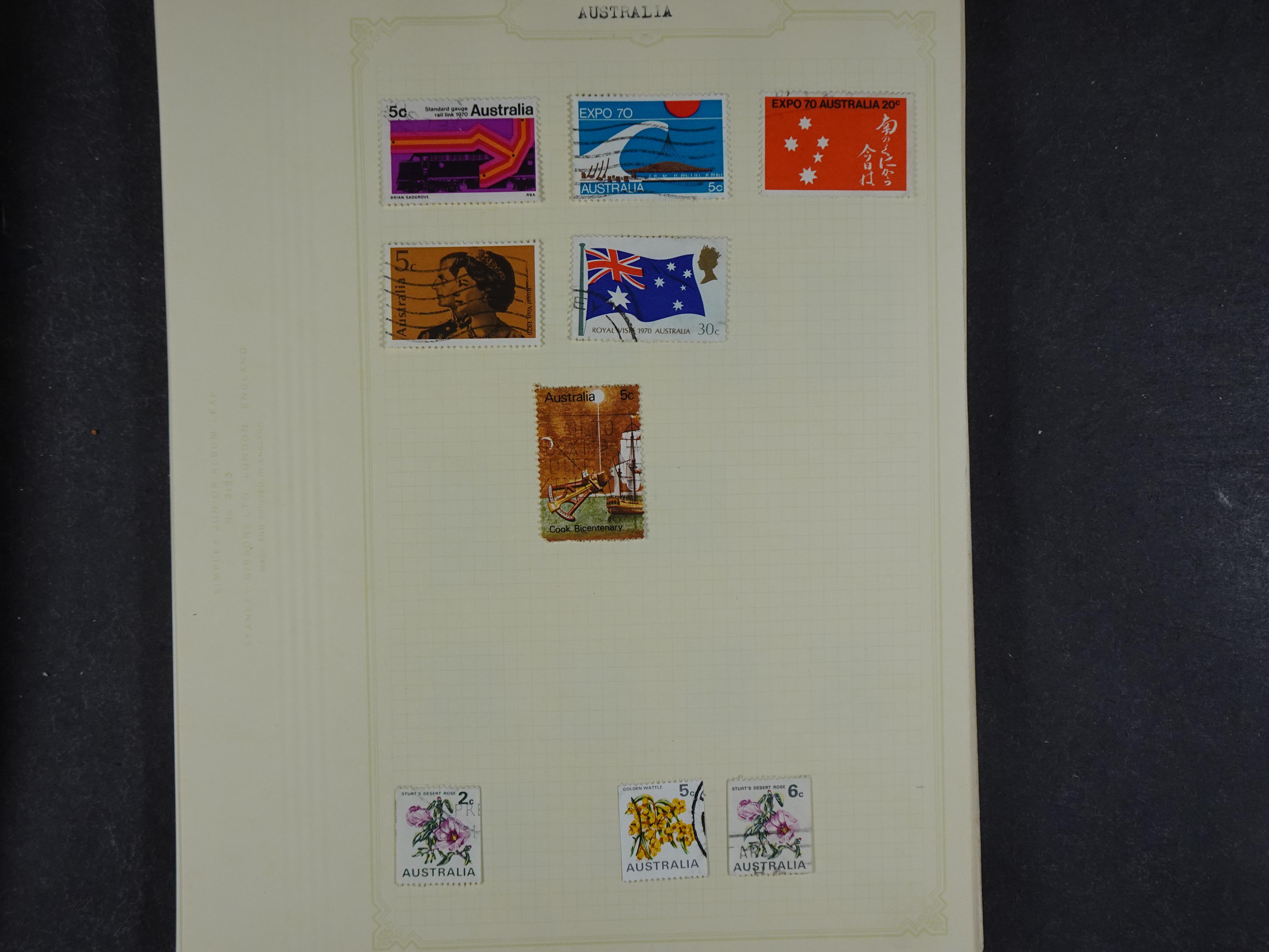 Doos met allerlei materiaal diverse betere zegels en fraaie stempels.
 383