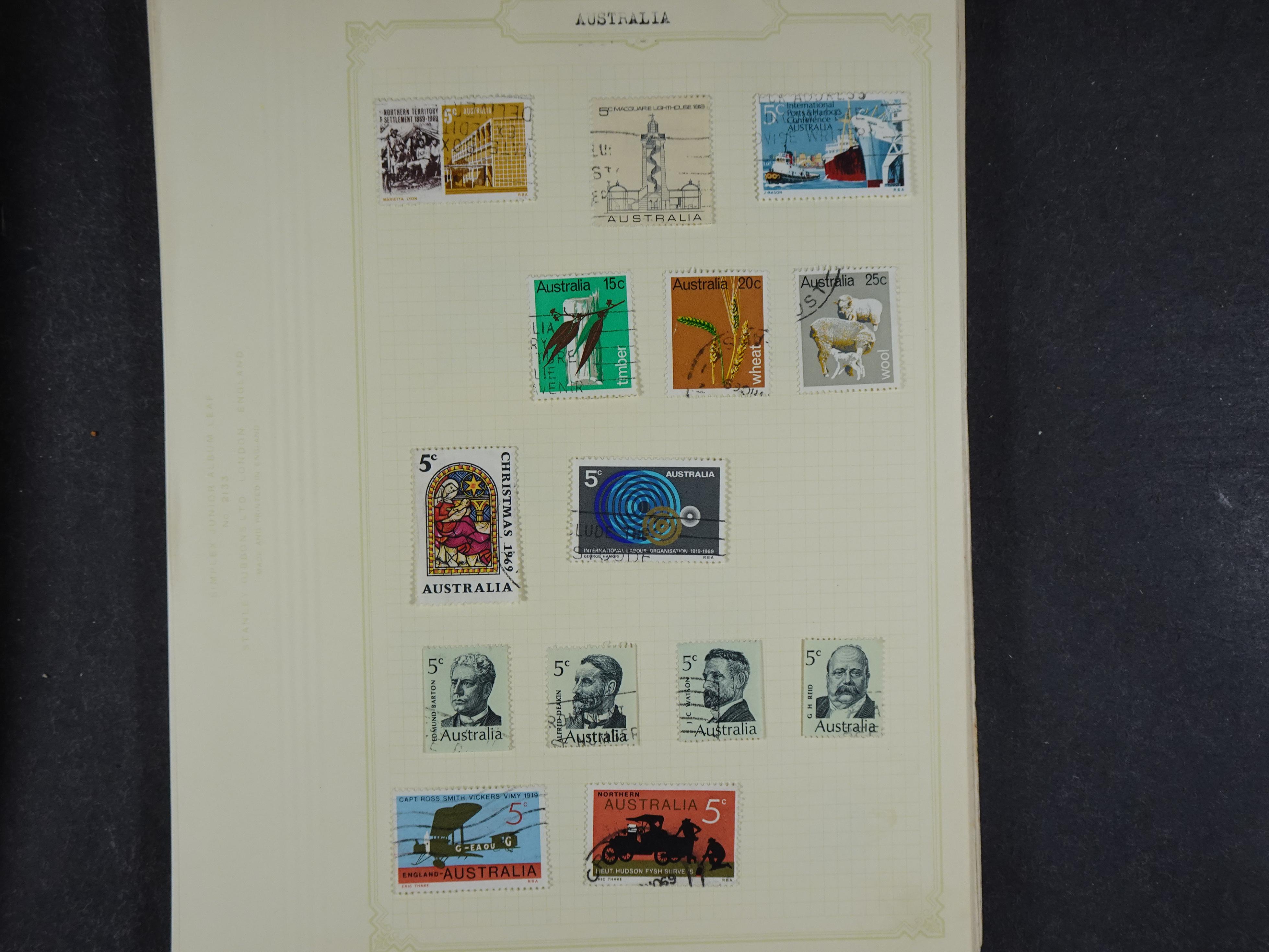 Doos met allerlei materiaal diverse betere zegels en fraaie stempels.
 384