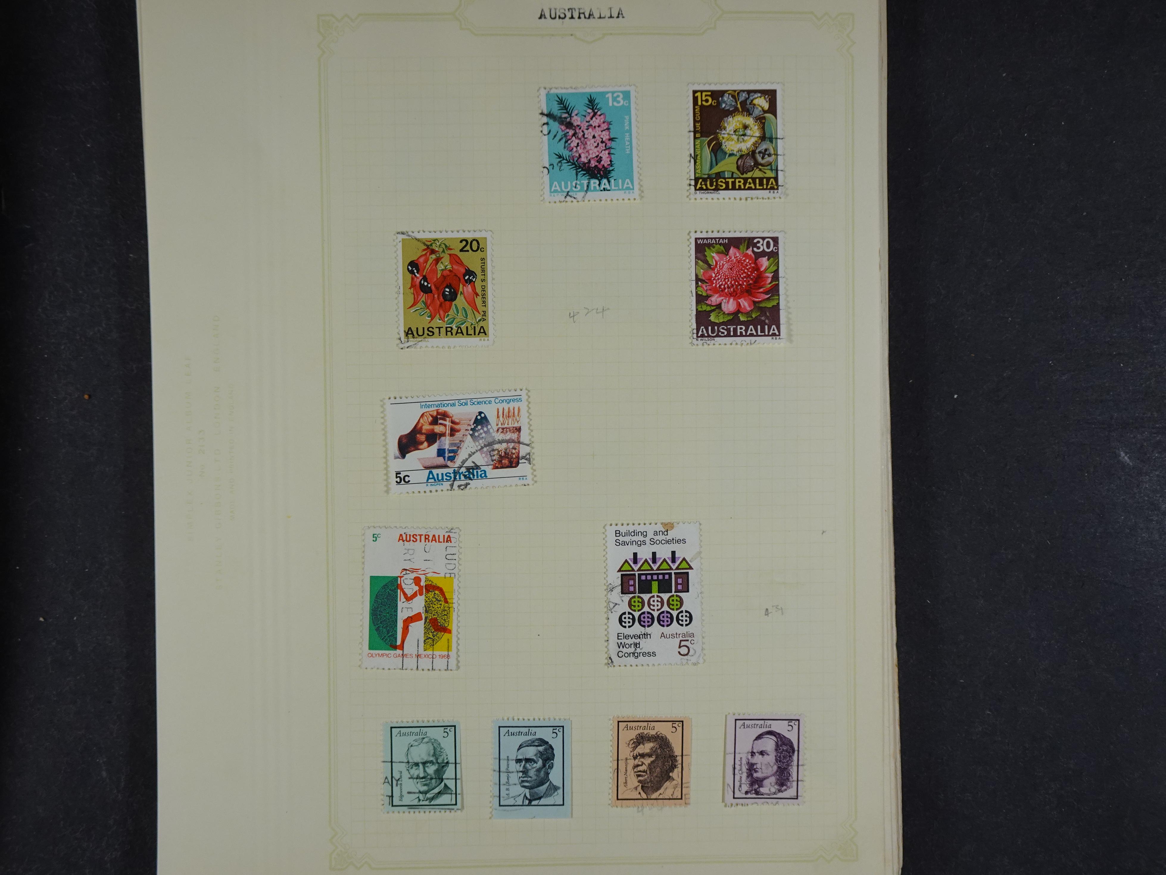 Doos met allerlei materiaal diverse betere zegels en fraaie stempels.
 385