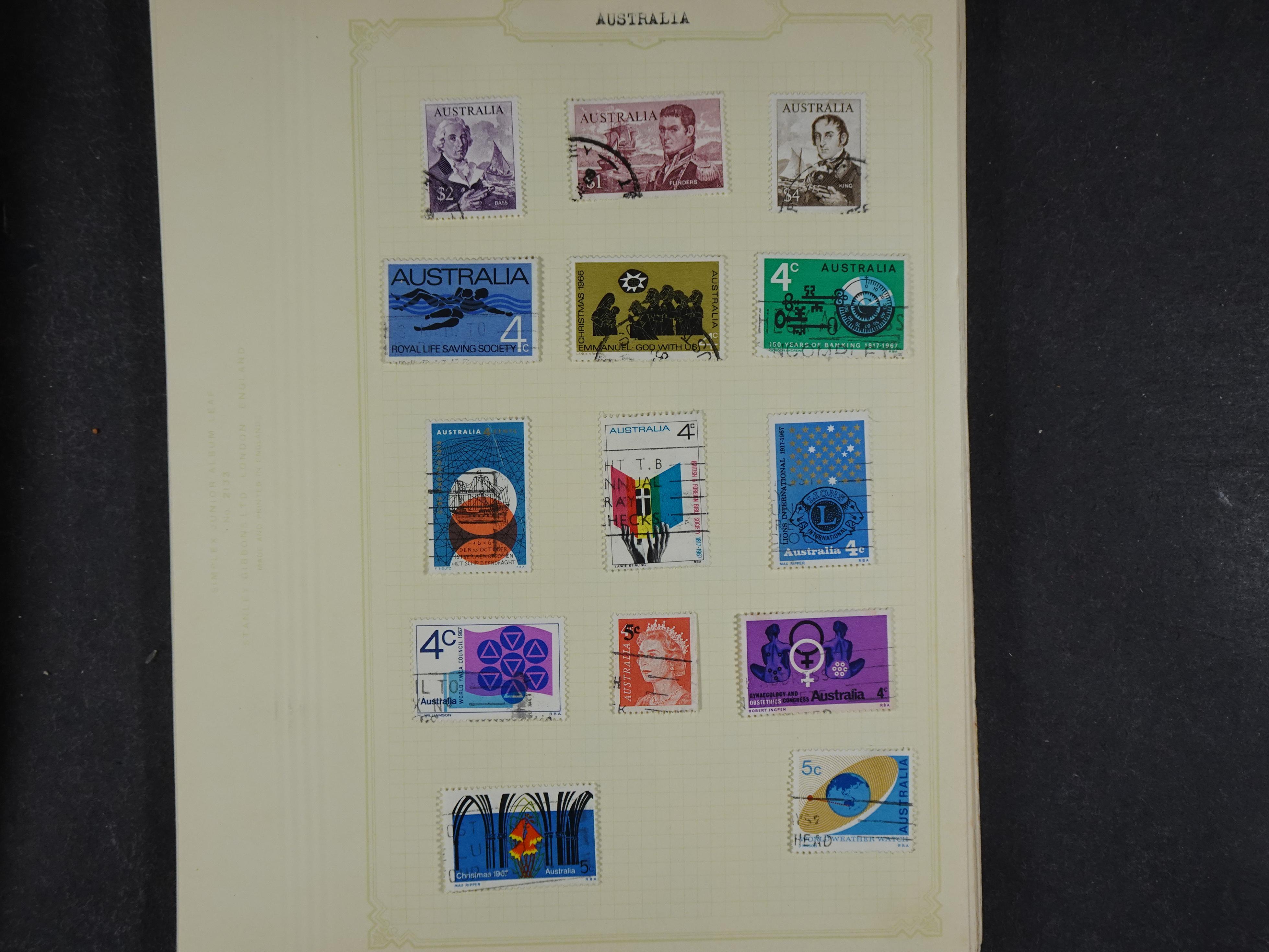 Doos met allerlei materiaal diverse betere zegels en fraaie stempels.
 386