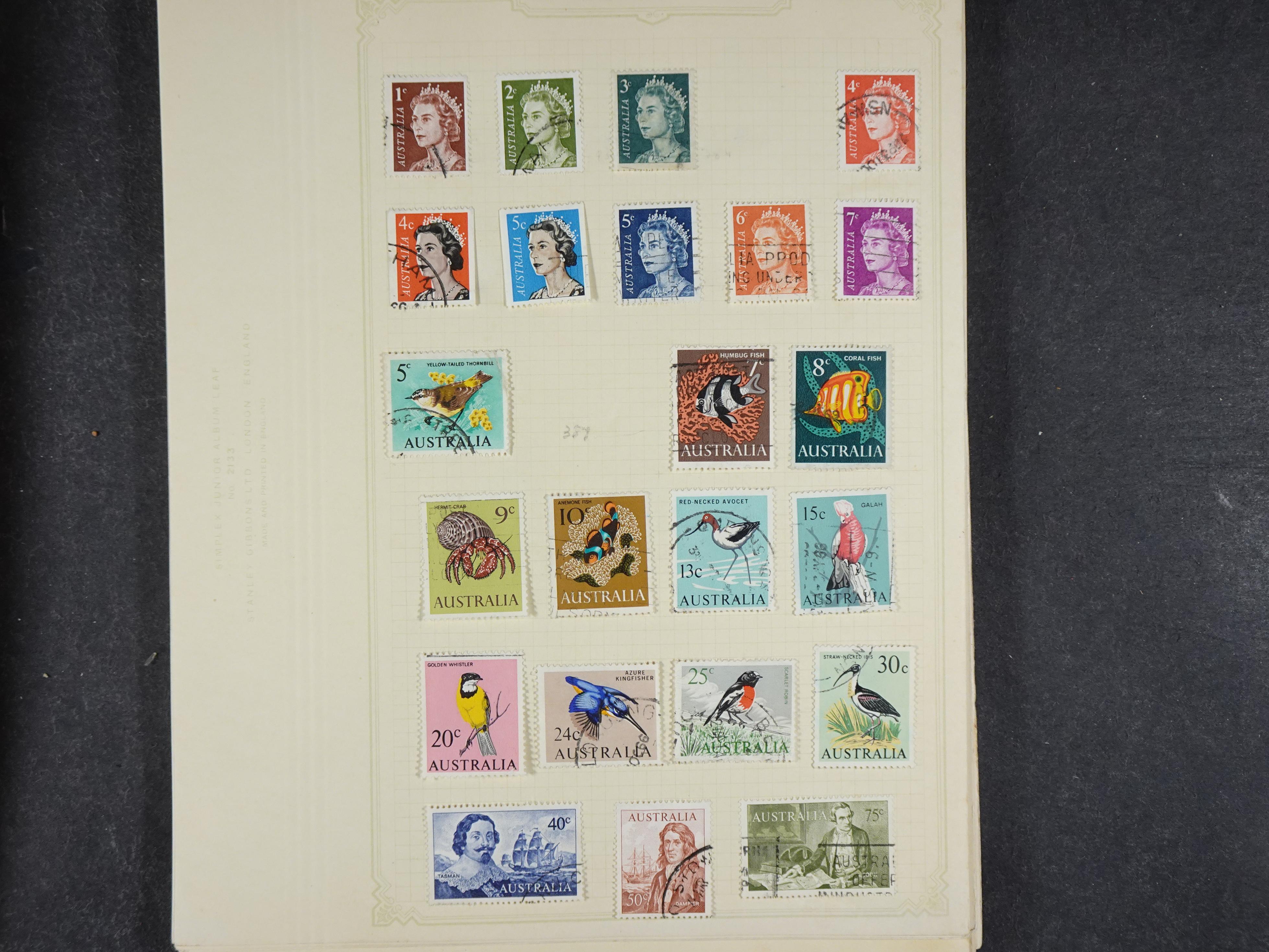 Doos met allerlei materiaal diverse betere zegels en fraaie stempels.
 387