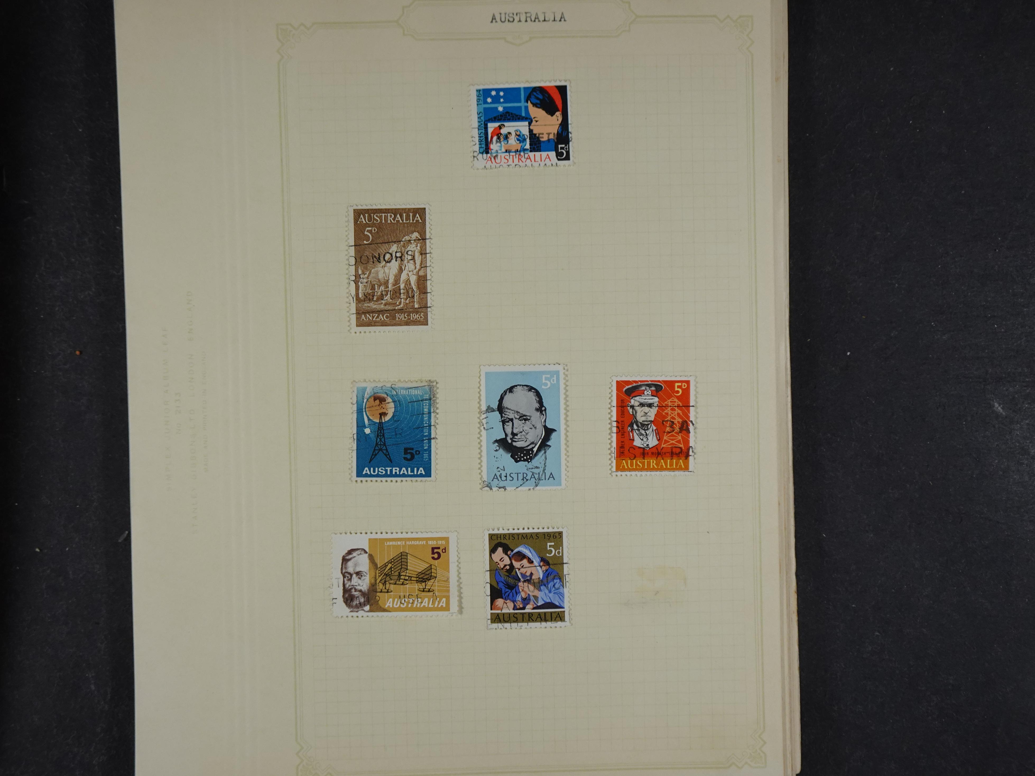 Doos met allerlei materiaal diverse betere zegels en fraaie stempels.
 388