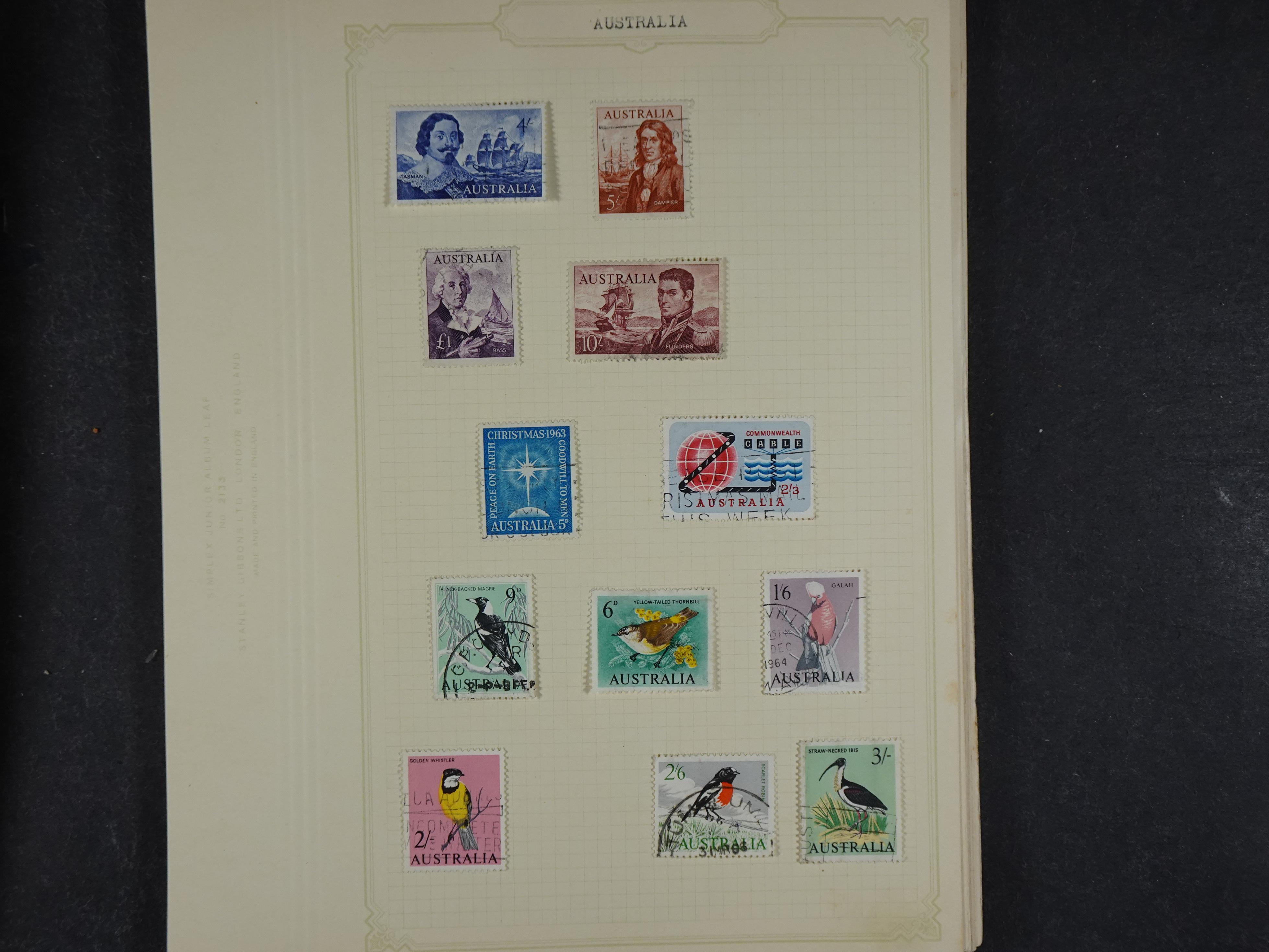 Doos met allerlei materiaal diverse betere zegels en fraaie stempels.
 389