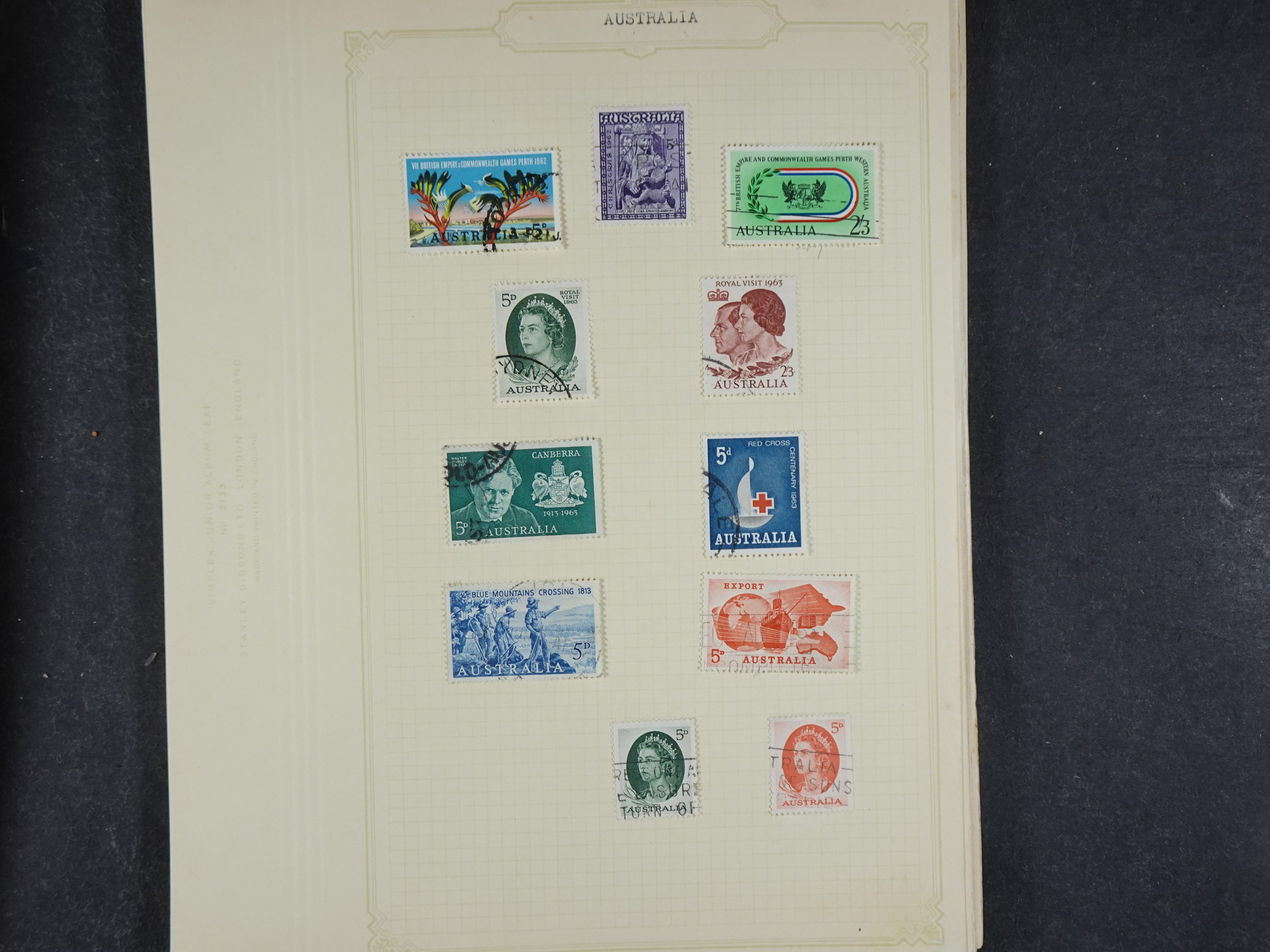 Doos met allerlei materiaal diverse betere zegels en fraaie stempels.
 390