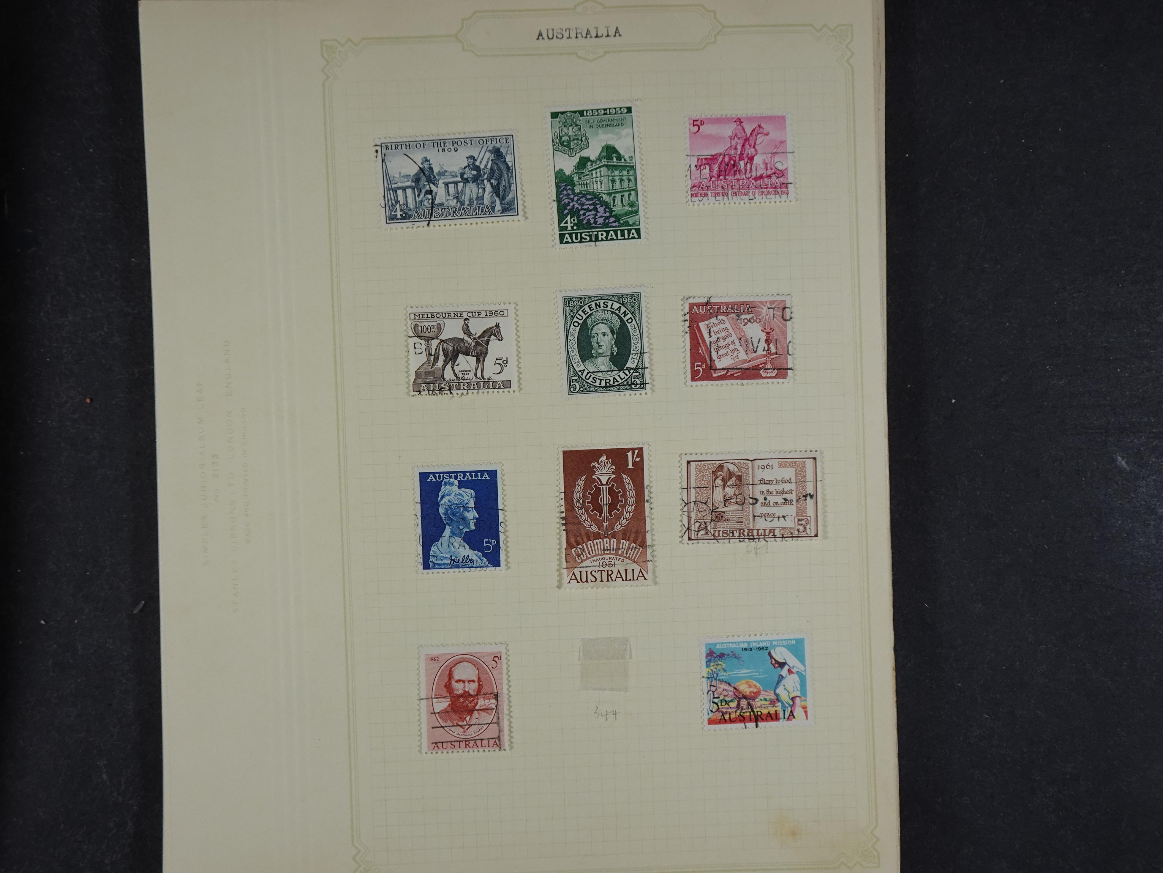 Doos met allerlei materiaal diverse betere zegels en fraaie stempels.
 391