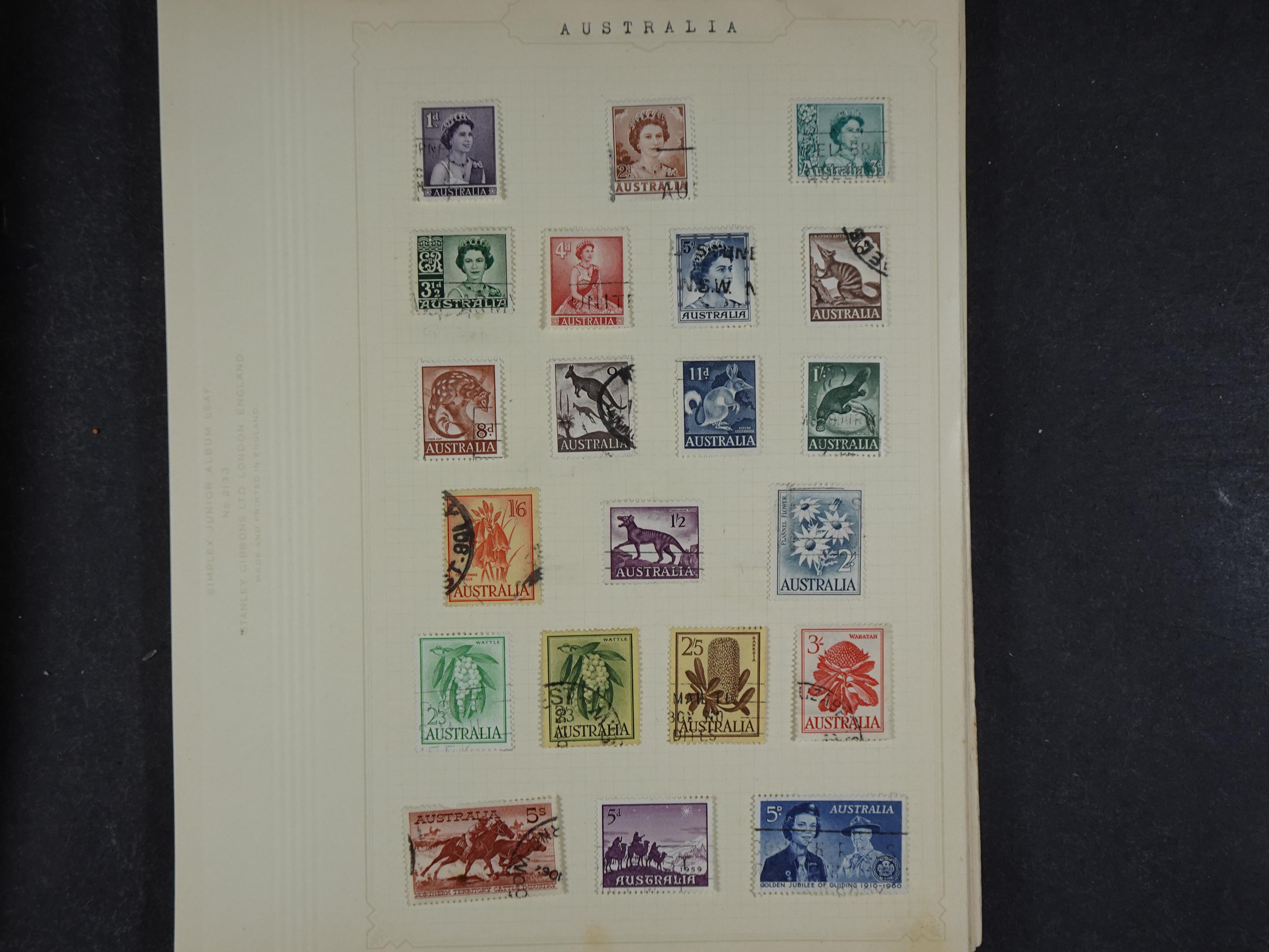 Doos met allerlei materiaal diverse betere zegels en fraaie stempels.
 392