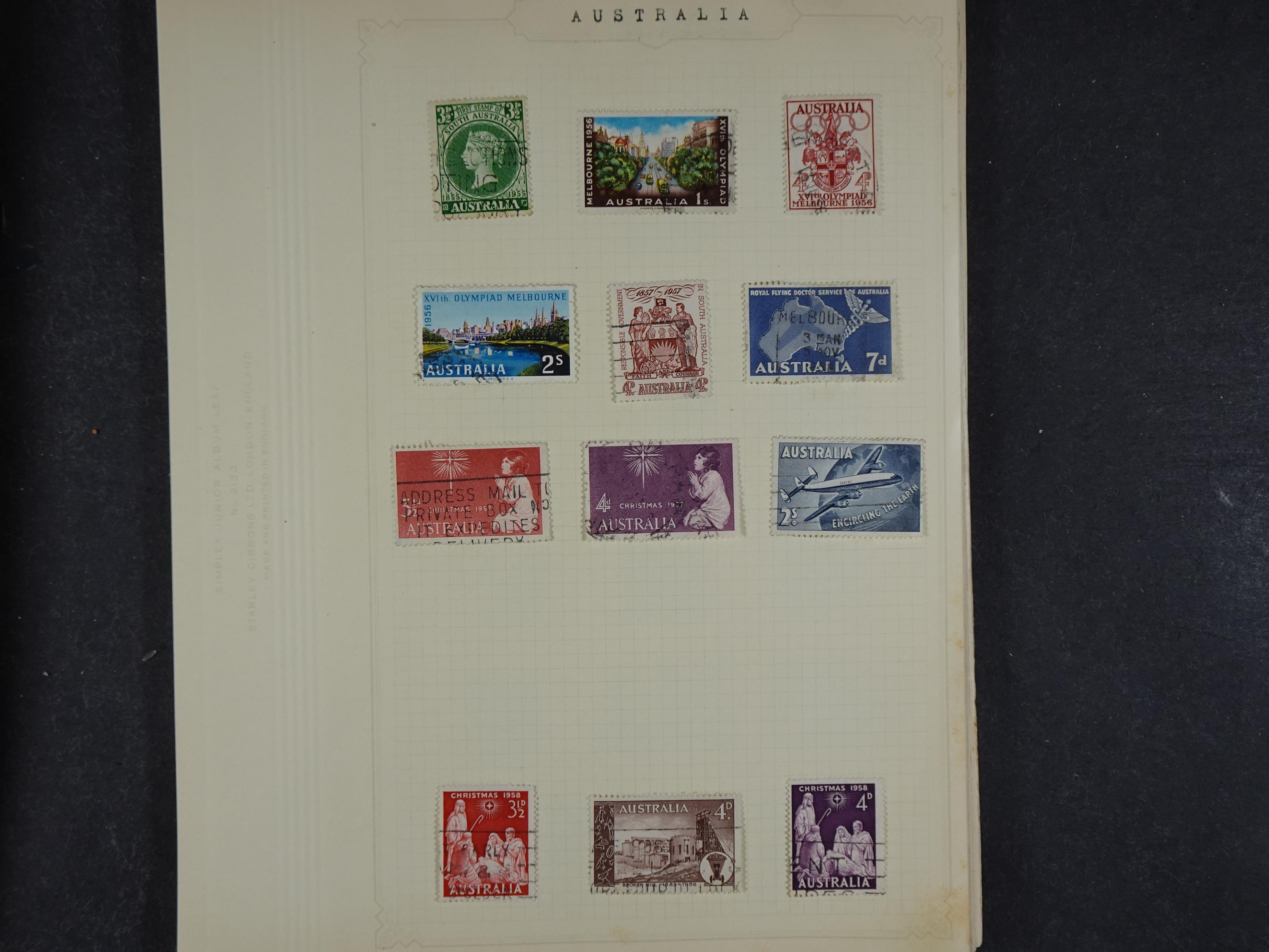 Doos met allerlei materiaal diverse betere zegels en fraaie stempels.
 393